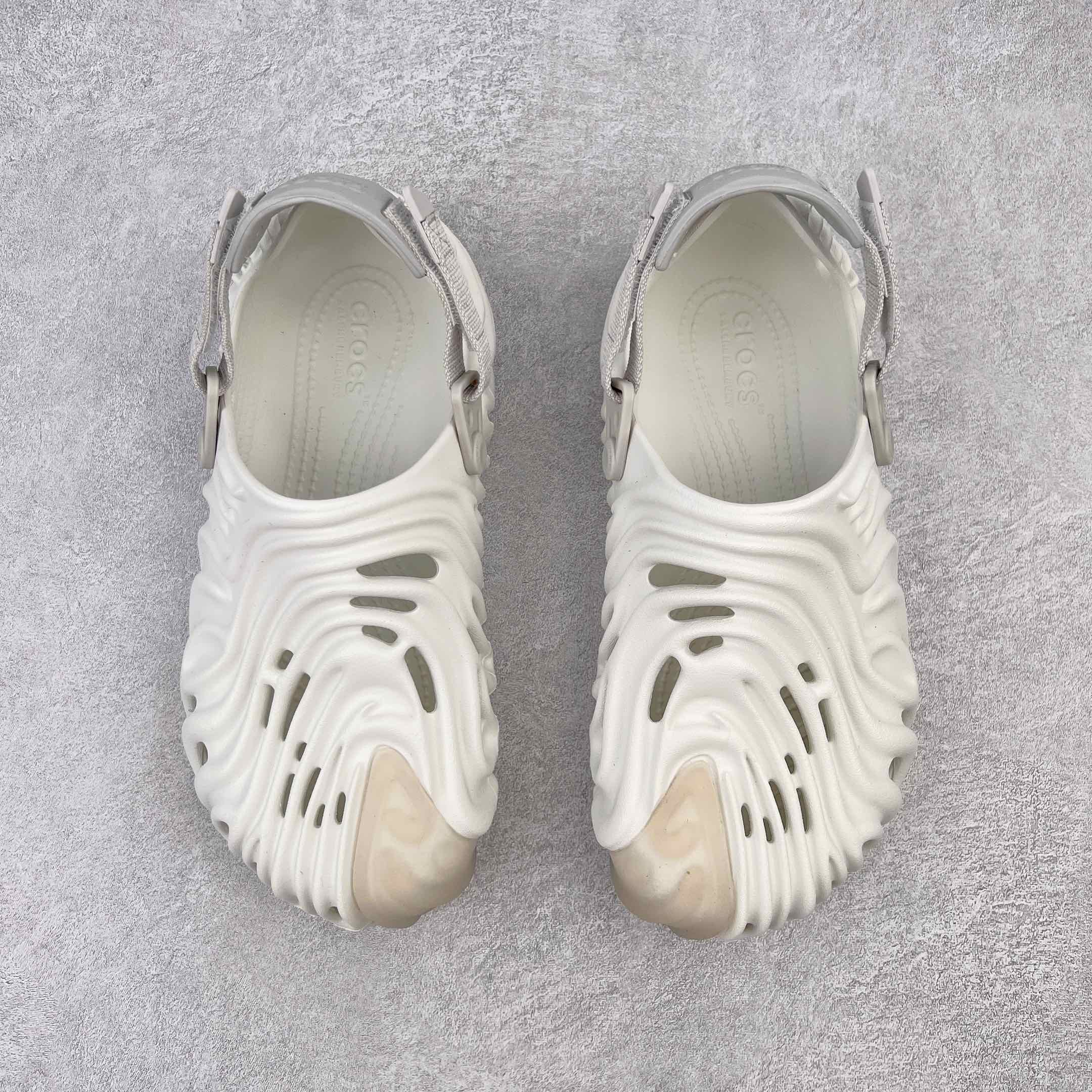 图片[2]-＃DG莞产 Salehe Bembury x Crocs Pollex Clog 卡骆驰指纹式脊骨系列夏日沙滩室内外穿搭休闲涉水洞洞鞋凉拖鞋 近年来随着Urban Outdoor的风潮持续延烧 凉鞋无疑成为了所有相关单品中最大的受益者之一 不仅在穿拖上相当方面 经挑选过后的特殊款式 还能同时兼具抗水的功能 而如果要同时兼顾到美观与时尚 那么绝对不可不提到由Salehe Bembury携手Crocs所推出的Pollex Clog了 日前艺术家 Salehe Bembury 与 Crocs 的合作再度迎来更新 在设计上更有别于Classic Clog slides的设计 改以较具有流线 同时仍兼顾抗水透湿机能性的全新样貌呈现 原厂代工追单品质 采用高工艺EVA一次爆炸鞋底模 组合防滑耐磨水晶橡胶片 后跟魔术贴调节绑带 拖鞋凉鞋随意切换 同步官方尺码：M4（36-37） M5（37-38）M6（38-39）M7（39-40）M8（41-42）M9（42-43）M10（43-44）M11（45-46）-选品中心