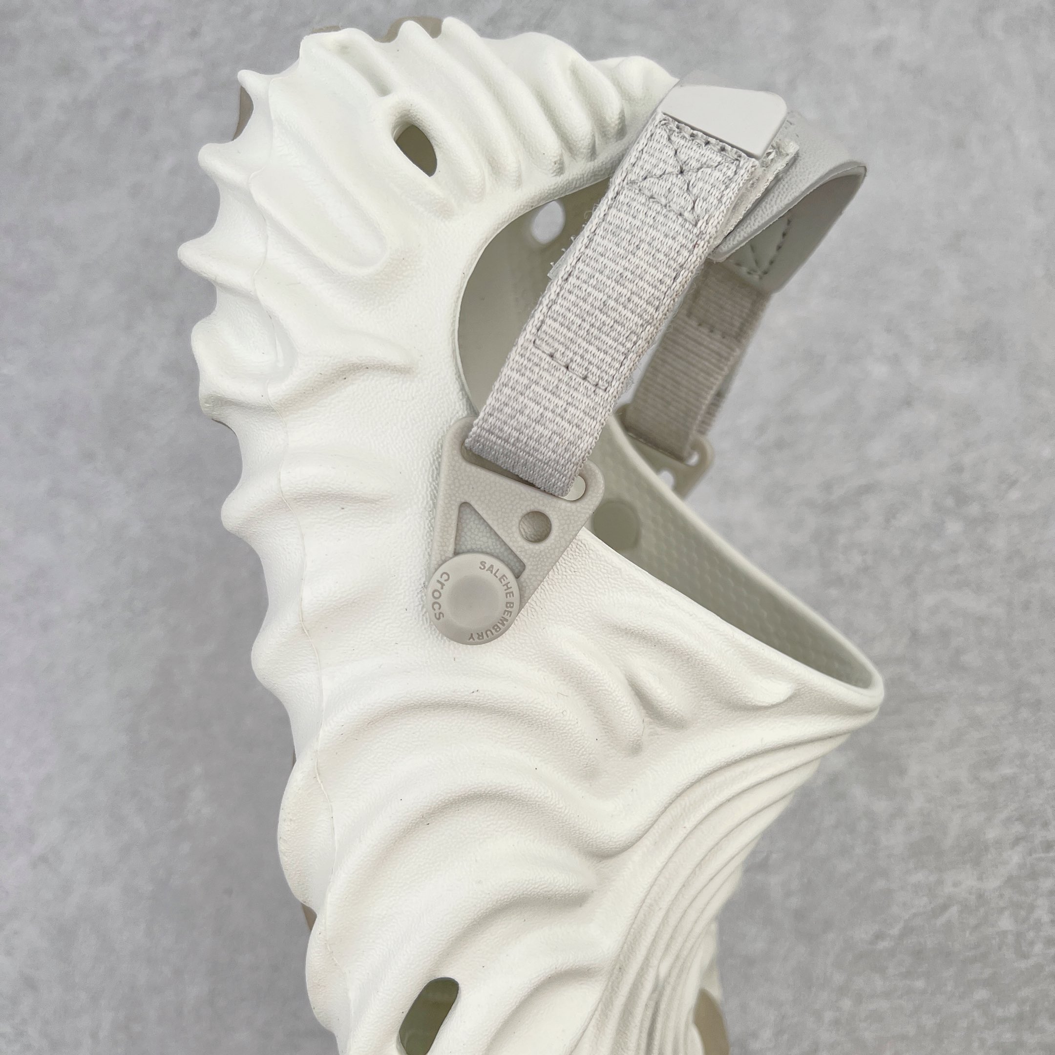 图片[6]-＃DG莞产 Salehe Bembury x Crocs Pollex Clog 卡骆驰指纹式脊骨系列夏日沙滩室内外穿搭休闲涉水洞洞鞋凉拖鞋 近年来随着Urban Outdoor的风潮持续延烧 凉鞋无疑成为了所有相关单品中最大的受益者之一 不仅在穿拖上相当方面 经挑选过后的特殊款式 还能同时兼具抗水的功能 而如果要同时兼顾到美观与时尚 那么绝对不可不提到由Salehe Bembury携手Crocs所推出的Pollex Clog了 日前艺术家 Salehe Bembury 与 Crocs 的合作再度迎来更新 在设计上更有别于Classic Clog slides的设计 改以较具有流线 同时仍兼顾抗水透湿机能性的全新样貌呈现 原厂代工追单品质 采用高工艺EVA一次爆炸鞋底模 组合防滑耐磨水晶橡胶片 后跟魔术贴调节绑带 拖鞋凉鞋随意切换 同步官方尺码：M4（36-37） M5（37-38）M6（38-39）M7（39-40）M8（41-42）M9（42-43）M10（43-44）M11（45-46）-选品中心