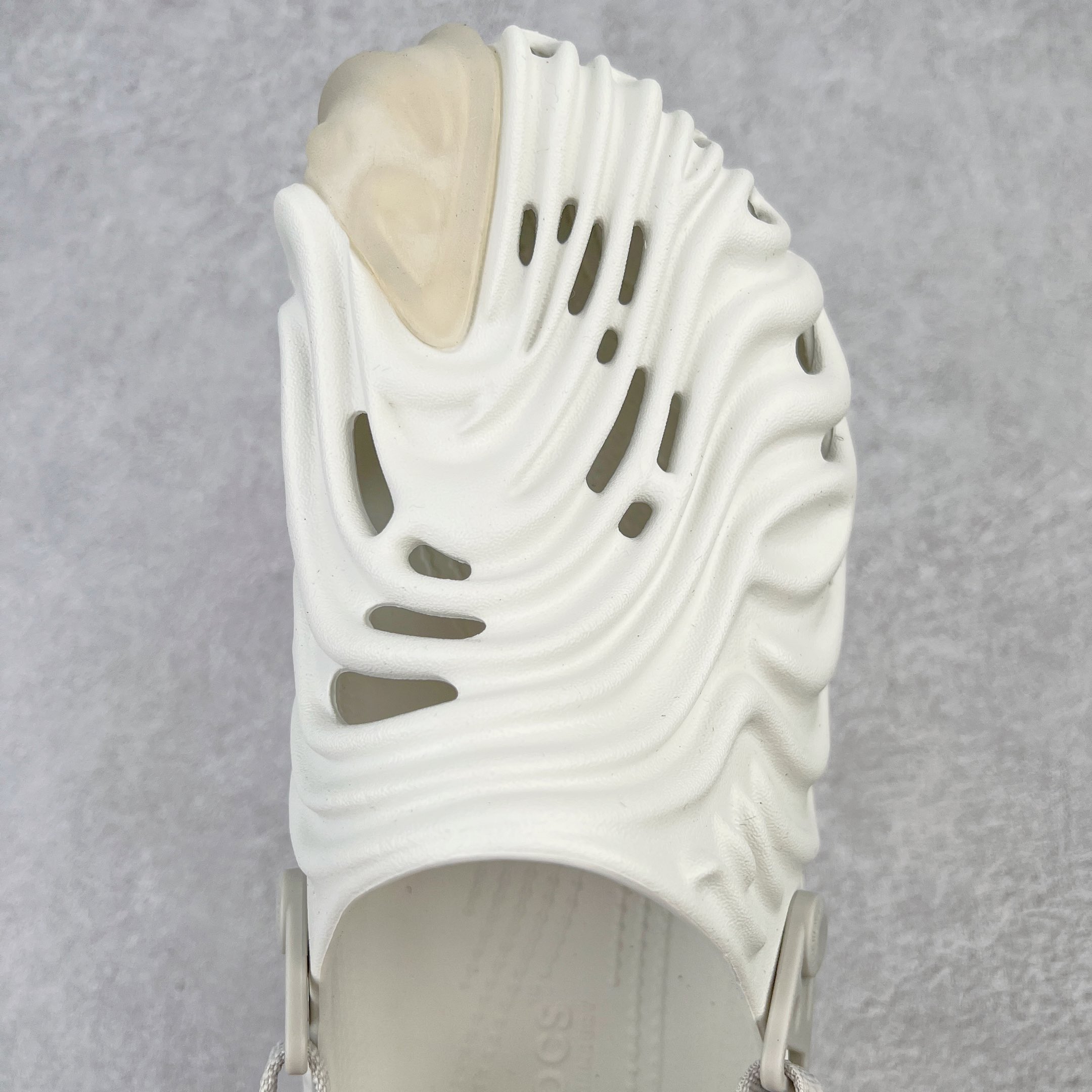 图片[4]-＃DG莞产 Salehe Bembury x Crocs Pollex Clog 卡骆驰指纹式脊骨系列夏日沙滩室内外穿搭休闲涉水洞洞鞋凉拖鞋 近年来随着Urban Outdoor的风潮持续延烧 凉鞋无疑成为了所有相关单品中最大的受益者之一 不仅在穿拖上相当方面 经挑选过后的特殊款式 还能同时兼具抗水的功能 而如果要同时兼顾到美观与时尚 那么绝对不可不提到由Salehe Bembury携手Crocs所推出的Pollex Clog了 日前艺术家 Salehe Bembury 与 Crocs 的合作再度迎来更新 在设计上更有别于Classic Clog slides的设计 改以较具有流线 同时仍兼顾抗水透湿机能性的全新样貌呈现 原厂代工追单品质 采用高工艺EVA一次爆炸鞋底模 组合防滑耐磨水晶橡胶片 后跟魔术贴调节绑带 拖鞋凉鞋随意切换 同步官方尺码：M4（36-37） M5（37-38）M6（38-39）M7（39-40）M8（41-42）M9（42-43）M10（43-44）M11（45-46）-选品中心