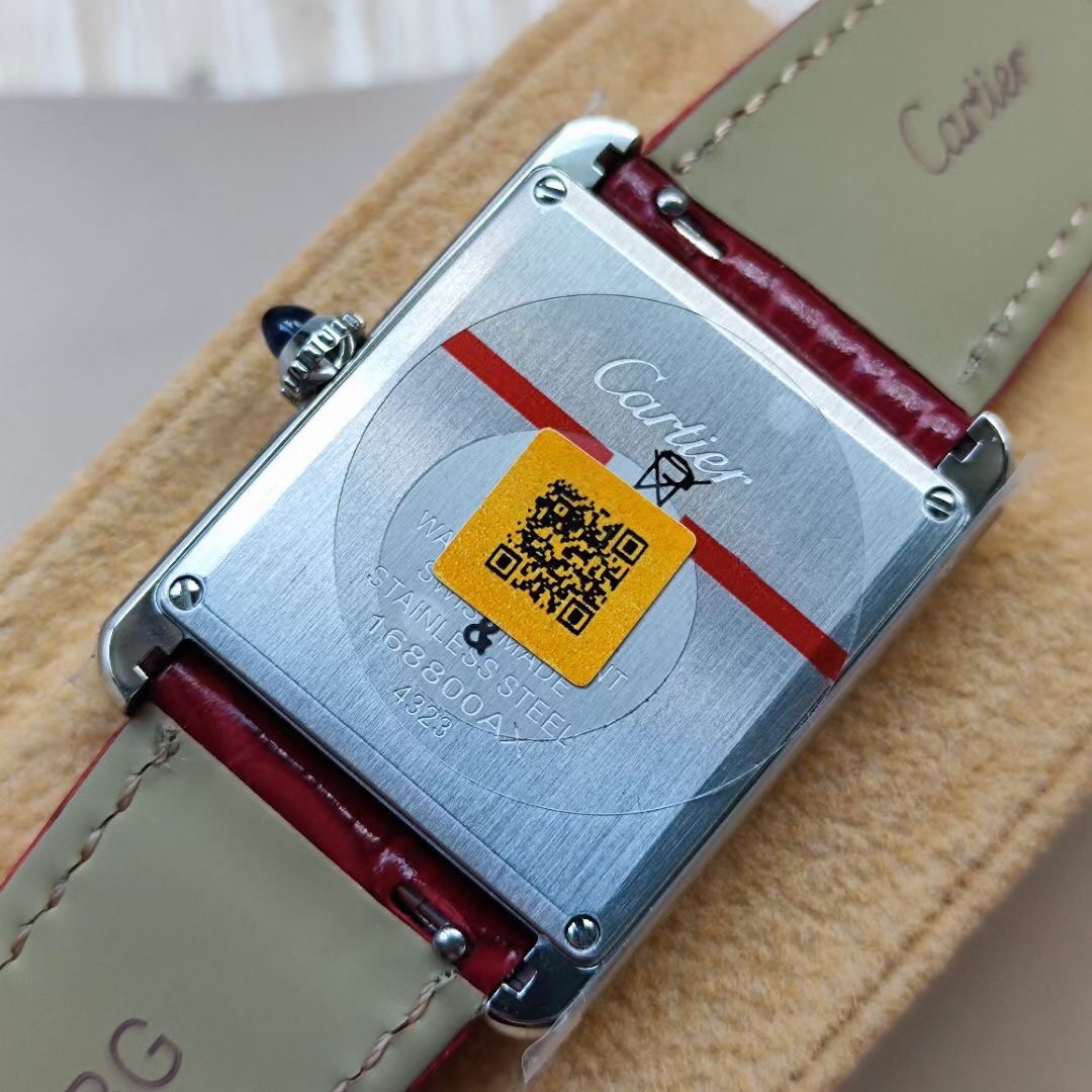 Cartier 卡地亚Tant Must 凭借简约而精准的线条 被视为卡地亚优雅风格的典范之作 在保持 设计的基础上革新表款设计