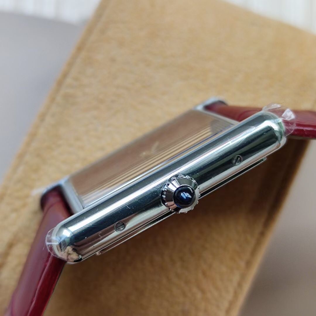 Cartier 卡地亚Tant Must 凭借简约而精准的线条 被视为卡地亚优雅风格的典范之作 在保持 设计的基础上革新表款设计