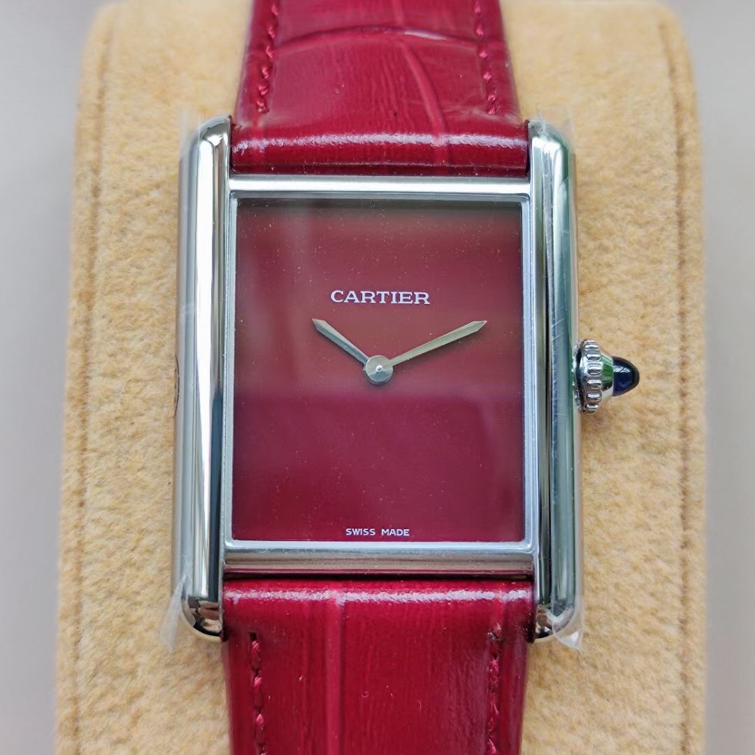 Cartier 卡地亚Tant Must 凭借简约而精准的线条 被视为卡地亚优雅风格的典范之作 在保持 设计的基础上革新表款设计