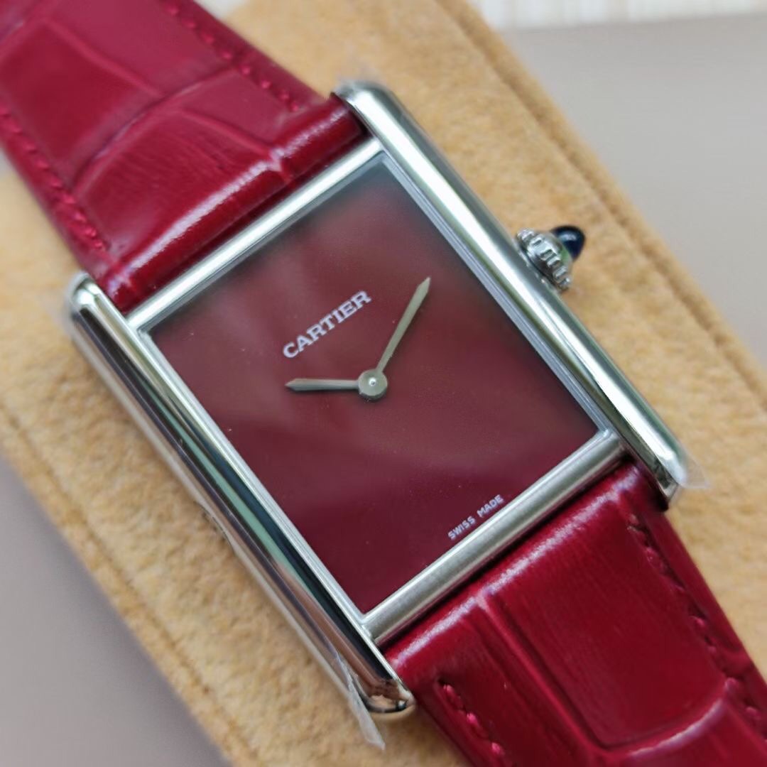 Cartier 卡地亚Tant Must 凭借简约而精准的线条 被视为卡地亚优雅风格的典范之作 在保持 设计的基础上革新表款设计