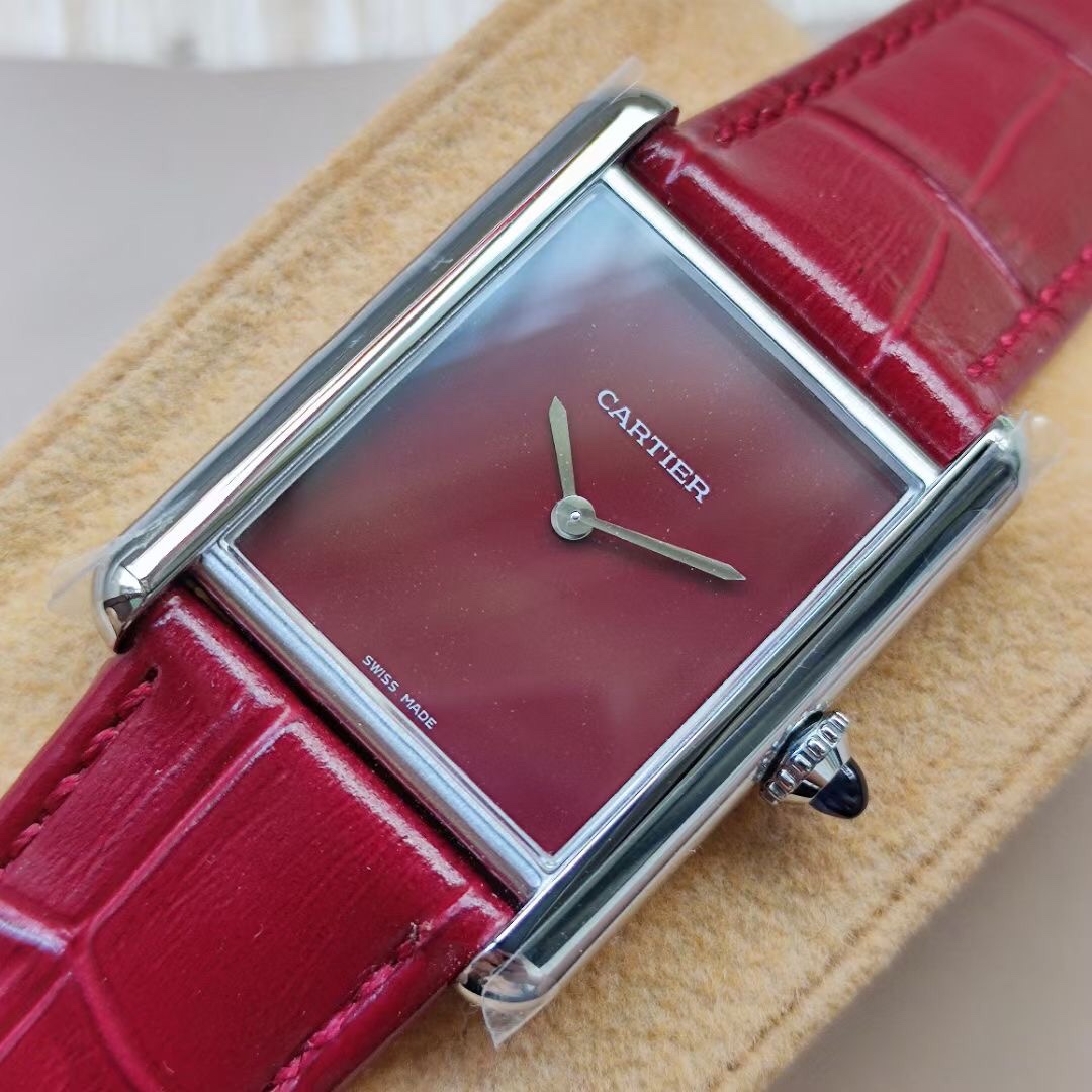 Cartier 卡地亚Tant Must 凭借简约而精准的线条 被视为卡地亚优雅风格的典范之作 在保持 设计的基础上革新表款设计