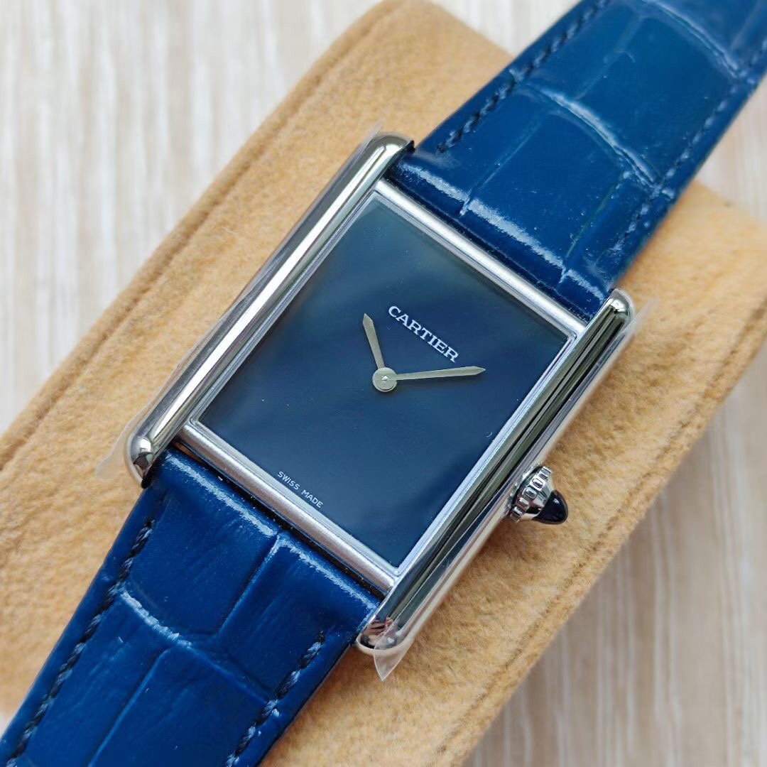 Cartier 卡地亚Tant Must 凭借简约而精准的线条 被视为卡地亚优雅风格的典范之作 在保持 设计的基础上革新表款设计