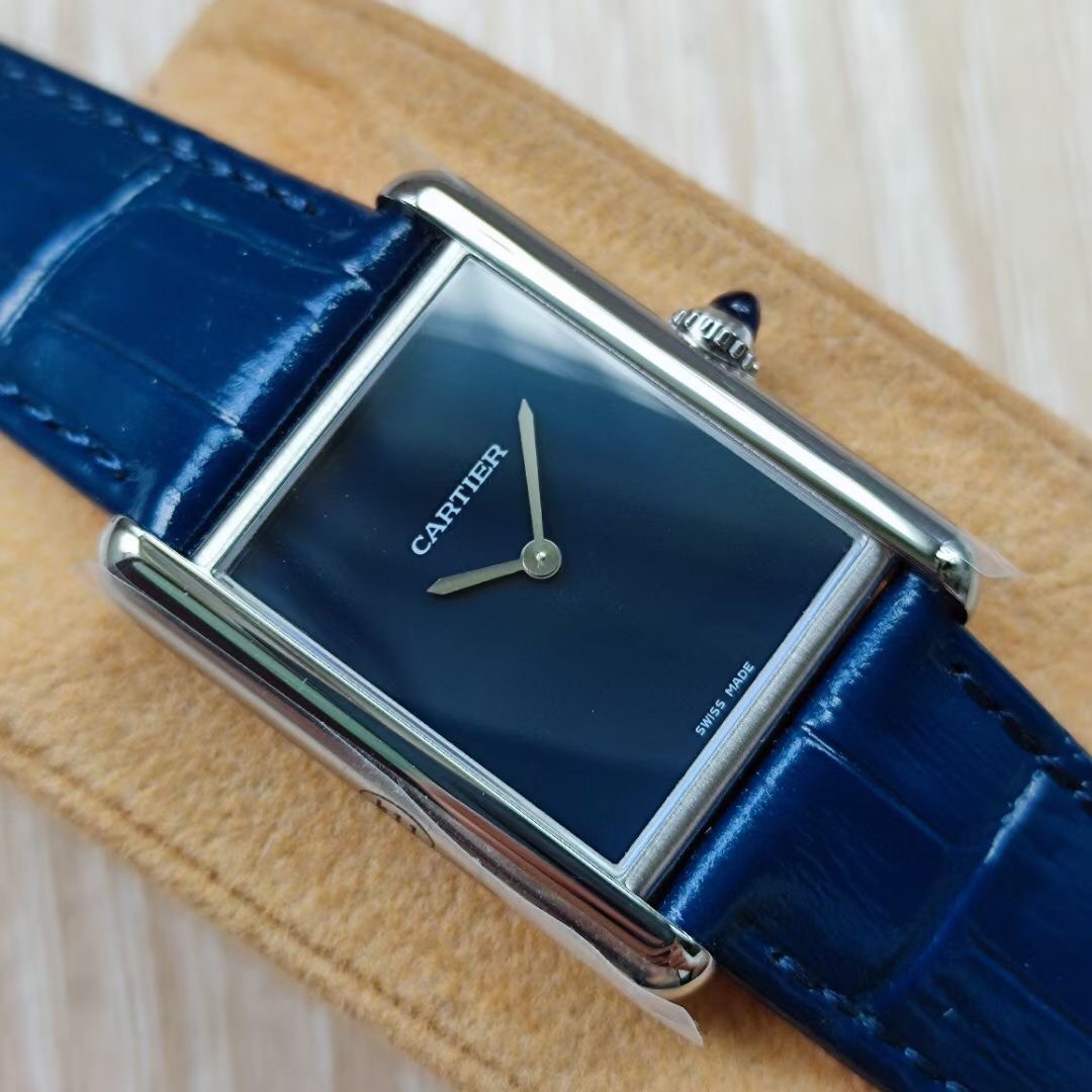 Cartier 卡地亚Tant Must 凭借简约而精准的线条 被视为卡地亚优雅风格的典范之作 在保持 设计的基础上革新表款设计