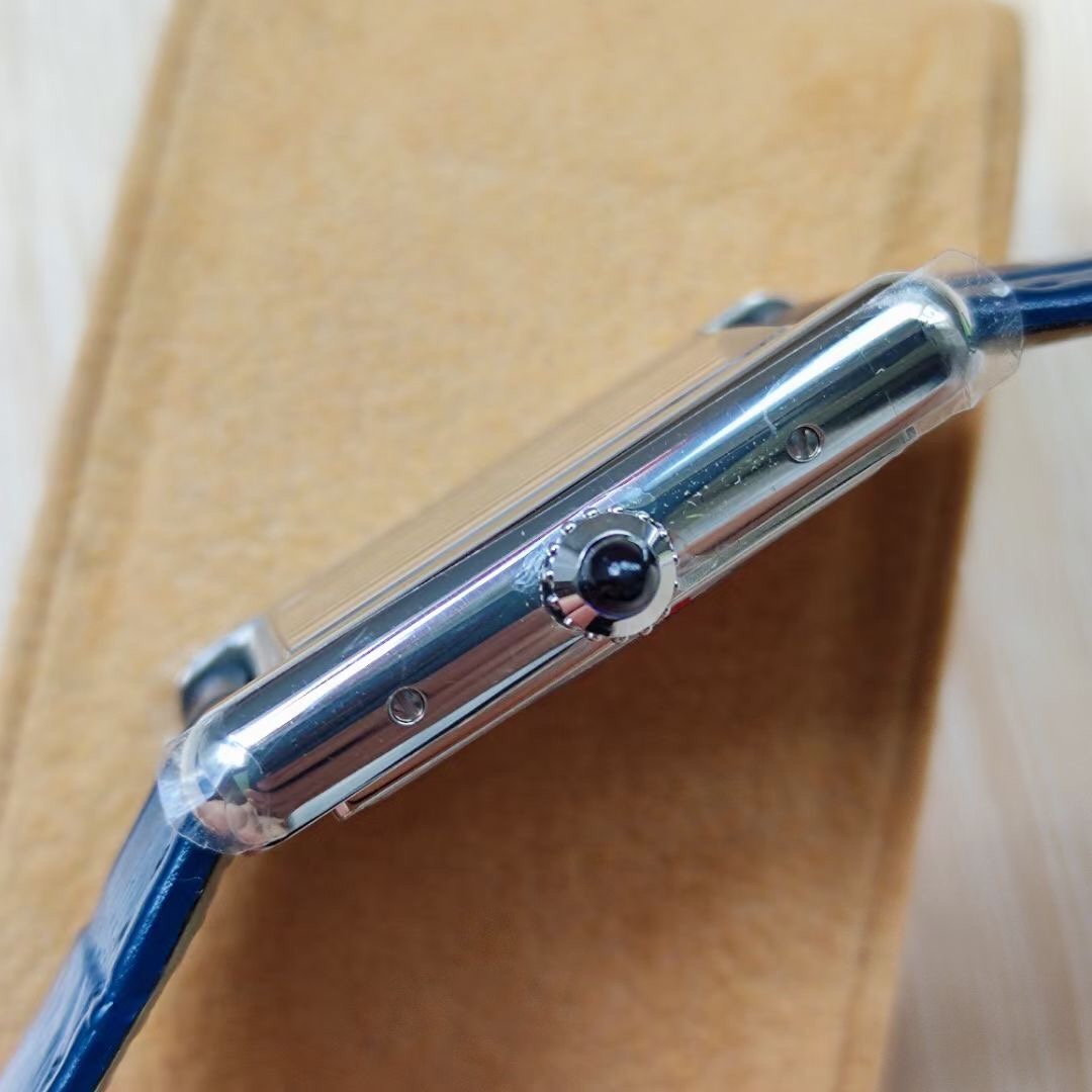 Cartier 卡地亚Tant Must 凭借简约而精准的线条 被视为卡地亚优雅风格的典范之作 在保持 设计的基础上革新表款设计