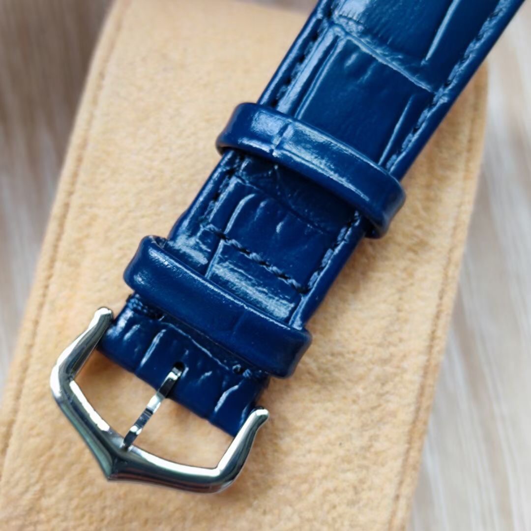 Cartier 卡地亚Tant Must 凭借简约而精准的线条 被视为卡地亚优雅风格的典范之作 在保持 设计的基础上革新表款设计