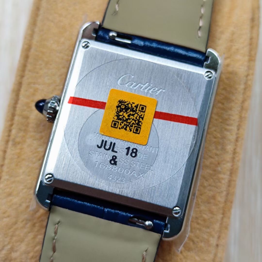 Cartier 卡地亚Tant Must 凭借简约而精准的线条 被视为卡地亚优雅风格的典范之作 在保持 设计的基础上革新表款设计
