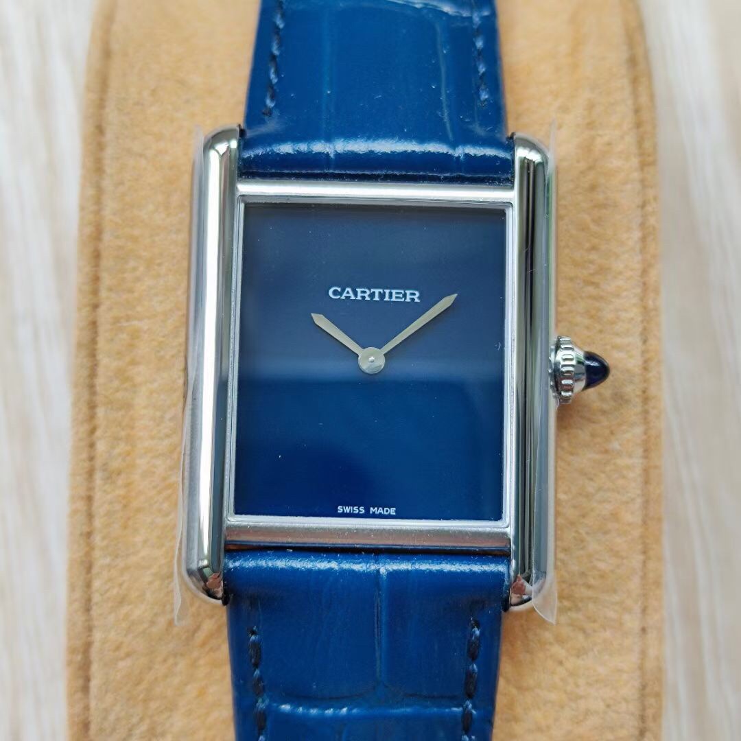 Cartier 卡地亚Tant Must 凭借简约而精准的线条 被视为卡地亚优雅风格的典范之作 在保持 设计的基础上革新表款设计