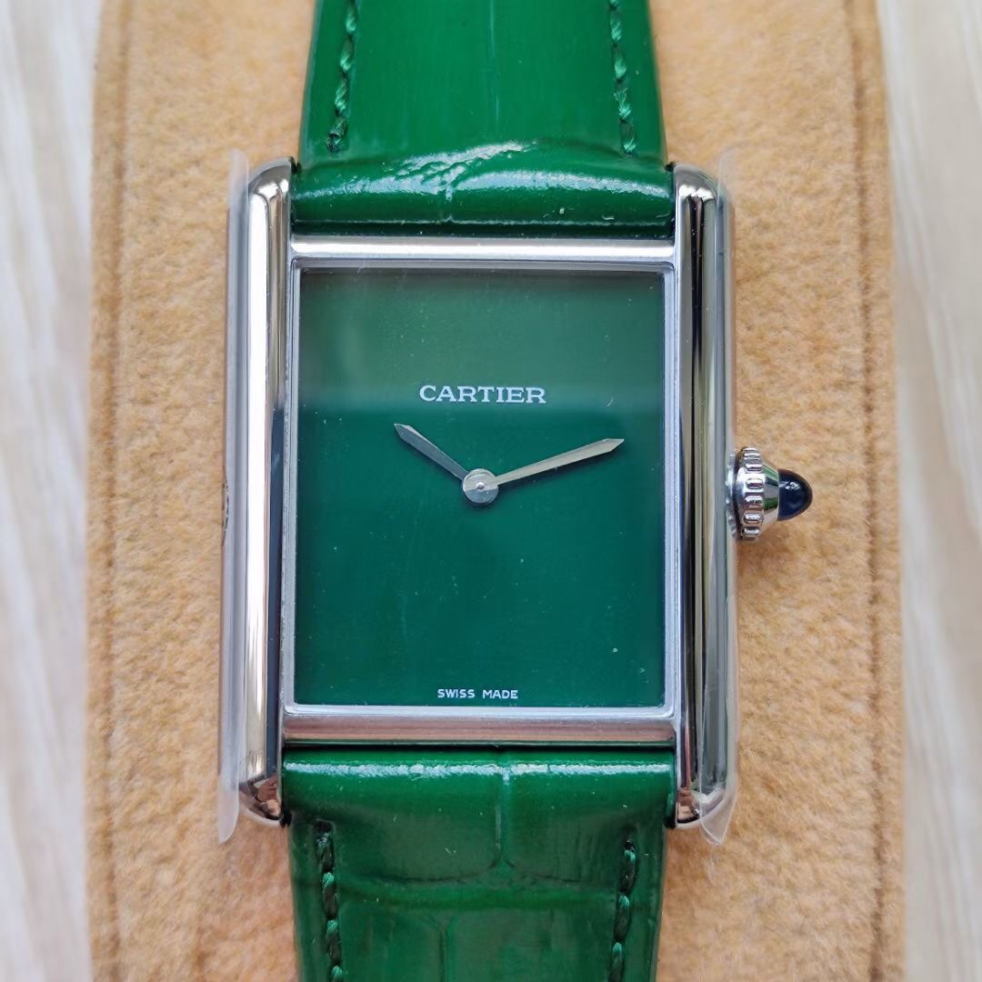 Cartier 卡地亚Tant Must 凭借简约而精准的线条 被视为卡地亚优雅风格的典范之作 在保持 设计的基础上革新表款设计