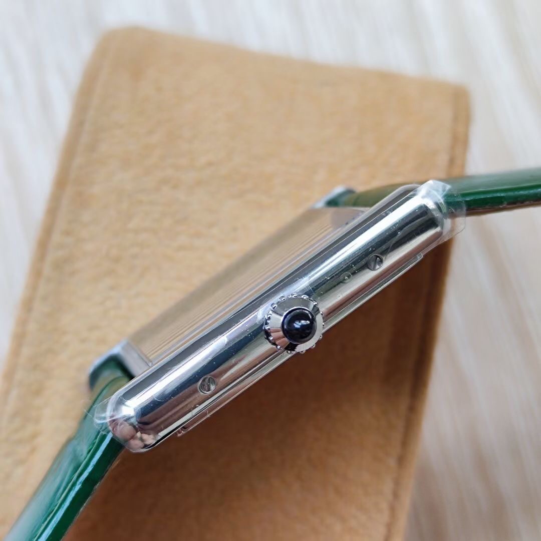 Cartier 卡地亚Tant Must 凭借简约而精准的线条 被视为卡地亚优雅风格的典范之作 在保持 设计的基础上革新表款设计