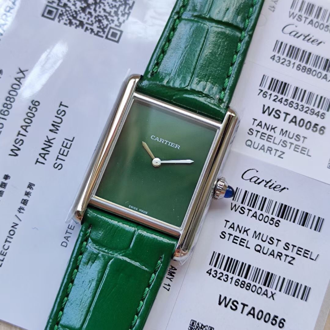 Cartier 卡地亚Tant Must 凭借简约而精准的线条 被视为卡地亚优雅风格的典范之作 在保持 设计的基础上革新表款设计