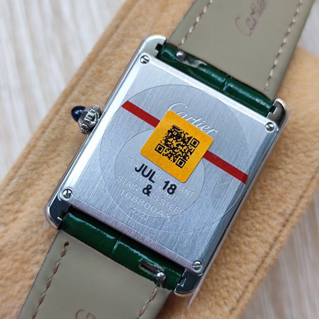 Cartier 卡地亚Tant Must 凭借简约而精准的线条 被视为卡地亚优雅风格的典范之作 在保持 设计的基础上革新表款设计