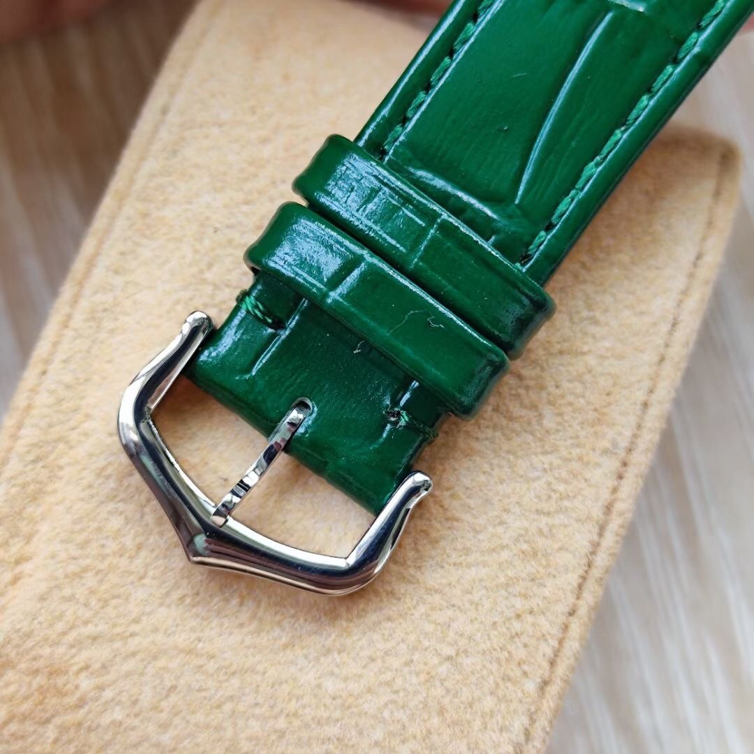 Cartier 卡地亚Tant Must 凭借简约而精准的线条 被视为卡地亚优雅风格的典范之作 在保持 设计的基础上革新表款设计