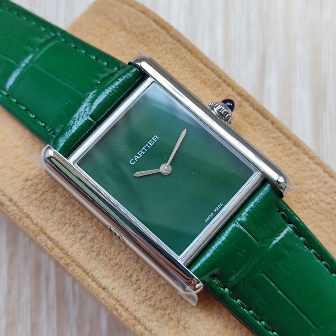 Cartier 卡地亚Tant Must 凭借简约而精准的线条 被视为卡地亚优雅风格的典范之作 在保持 设计的基础上革新表款设计