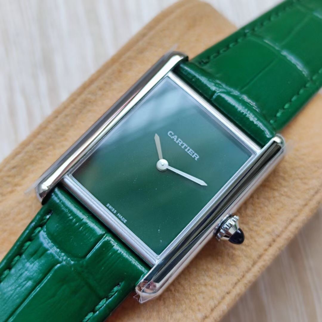 Cartier 卡地亚Tant Must 凭借简约而精准的线条 被视为卡地亚优雅风格的典范之作 在保持 设计的基础上革新表款设计
