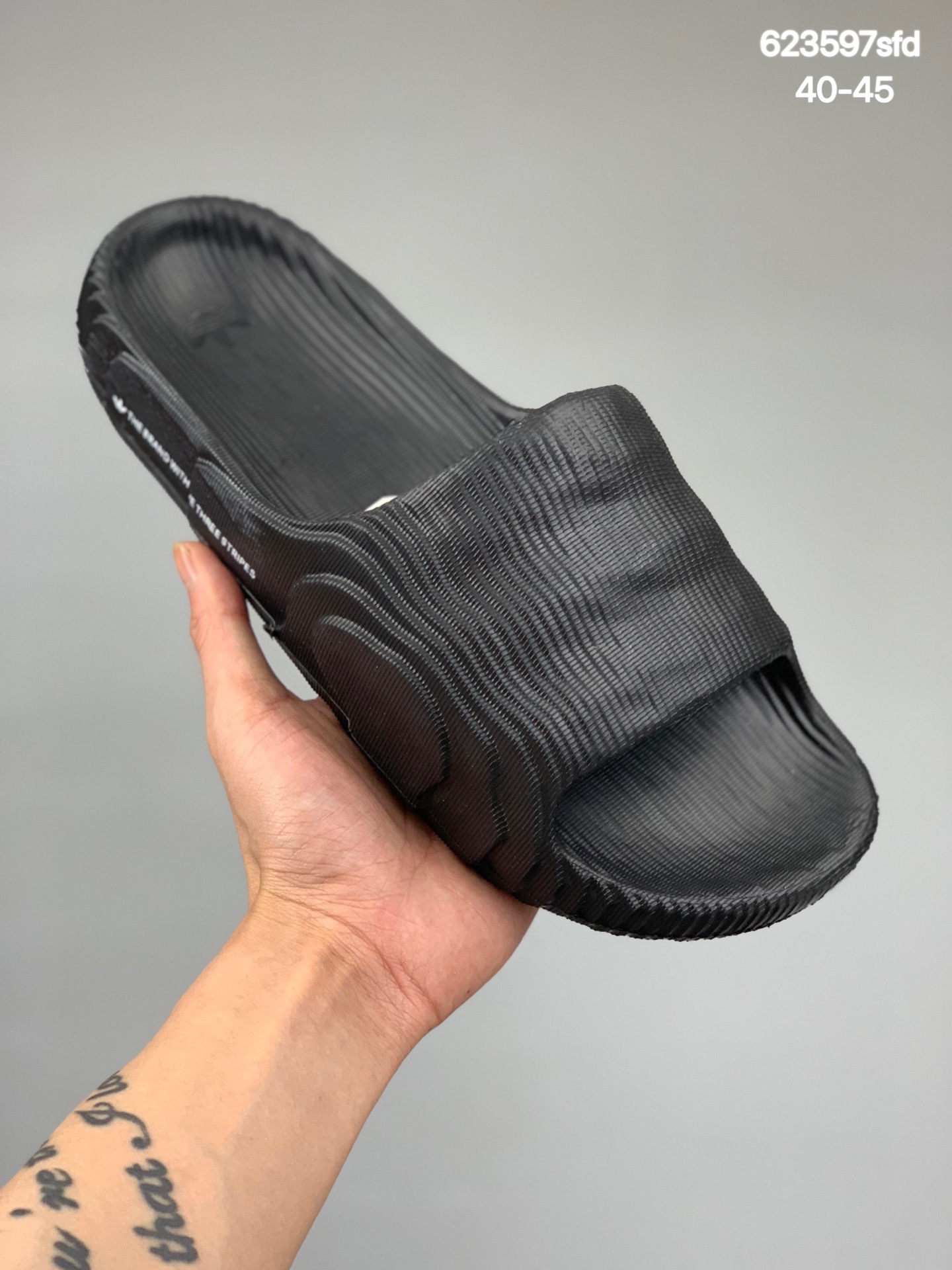 
Ad Adilette 22 GX6946 阿迪夏季新款3D打印沙滩休闲拖#套入式拖鞋由 3D 打印工艺打造，波浪型「山峦」设计彰显极简美学，鞋侧搭载「THE BRAND WITH THE THREE STRIPES」标识，整体造型从视觉上带来舒适感的同时，亦能满足多种风格的搭配。
尺码：40 41 42 43 44 45
编码：623597sfd