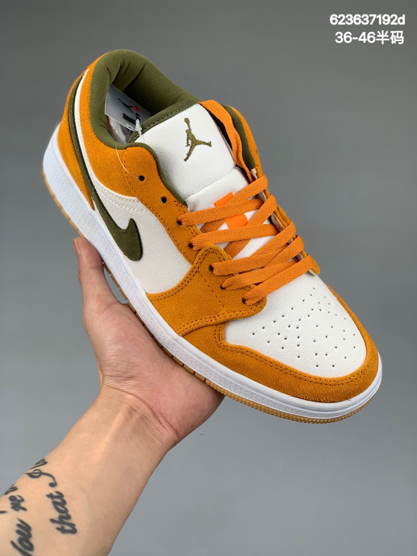 本地
Air Jordan 1 Low SE “ Ceramic ”复古篮球鞋橙黄色这双鞋子鞋头、鞋带穿孔、后跟、鞋带采用“橙色”，鞋面、鞋身、鞋舌采用“米灰色”, Swoosh 采用“橄榄绿”，中底采用“白色”，鞋舌、鞋垫都有着乔丹飞人 Logo ，后跟飞翼刺绣彰显身份，鞋面帆布材质和绒面革材质组成，透气舒适，生胶大底耐磨性能很不错。非常亮眼的一款AJ1，上脚好看，很好搭衣服货号：DH6931-102 尺码：36 36.5 37.5 38 38.5 39 40 40.5 41 42 42.5 43 44 44.5 45 46 编码：623637192d