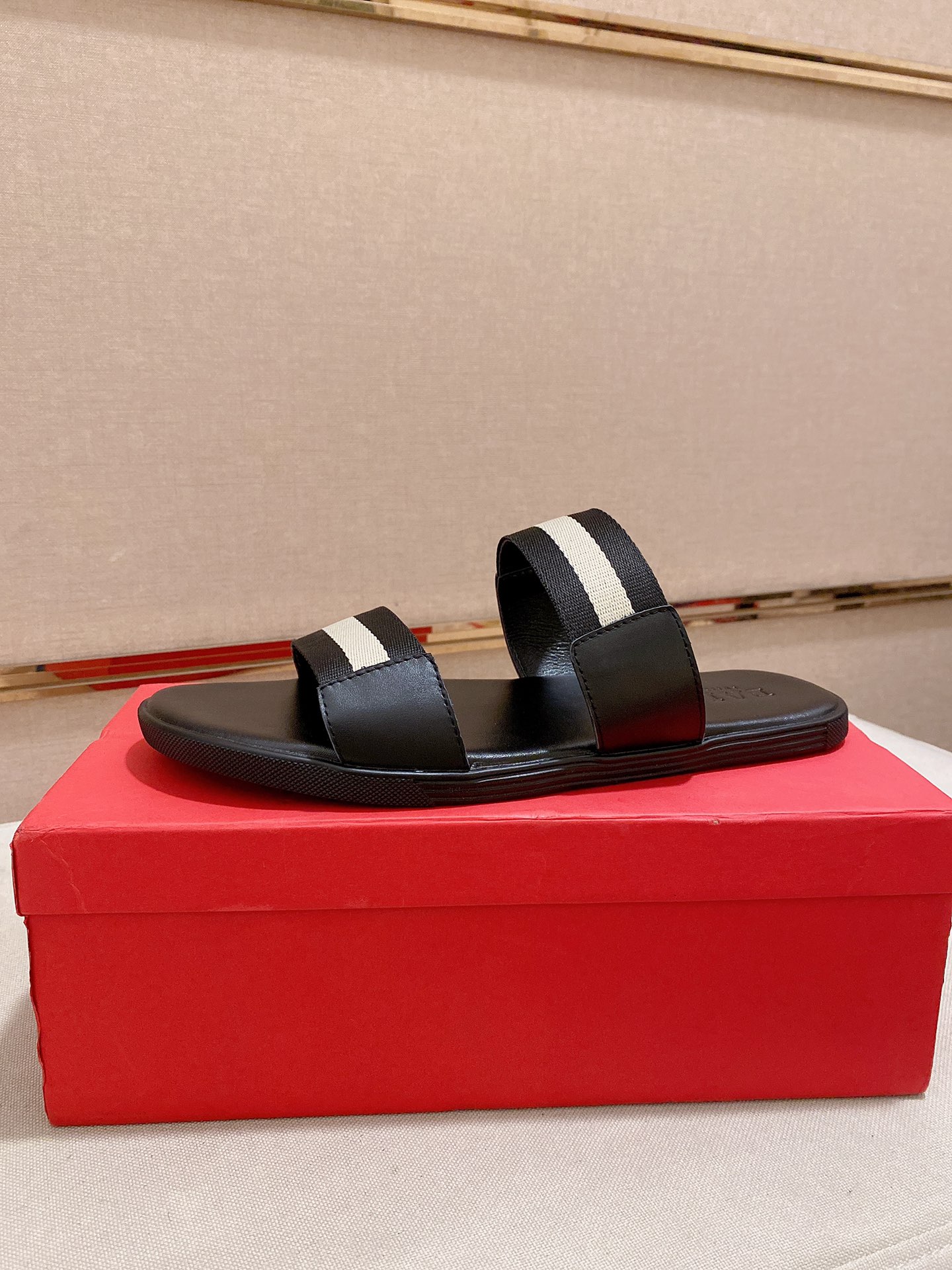 H0 Bally~巴利最新潮流凉拖上市 官网同款 专柜品质[强][强]精选头层小牛皮配巴利原版织带 休闲百搭款 做工精细 用料上层 现货鞋码38到45