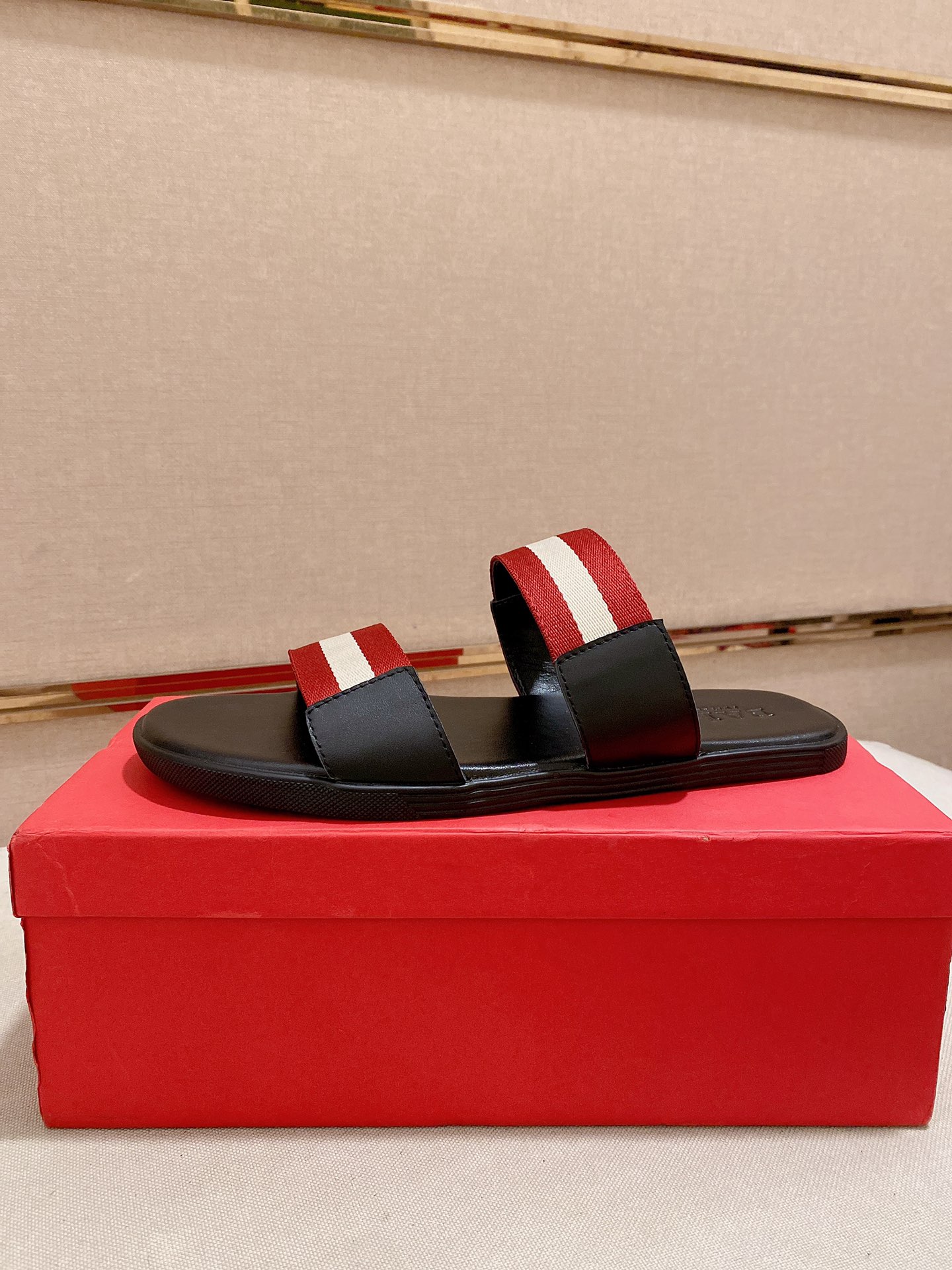 H0 Bally~巴利最新潮流凉拖上市 官网同款 专柜品质[强][强]精选头层小牛皮配巴利原版织带 休闲百搭款 做工精细 用料上层 现货鞋码38到45″},”share_time”:”