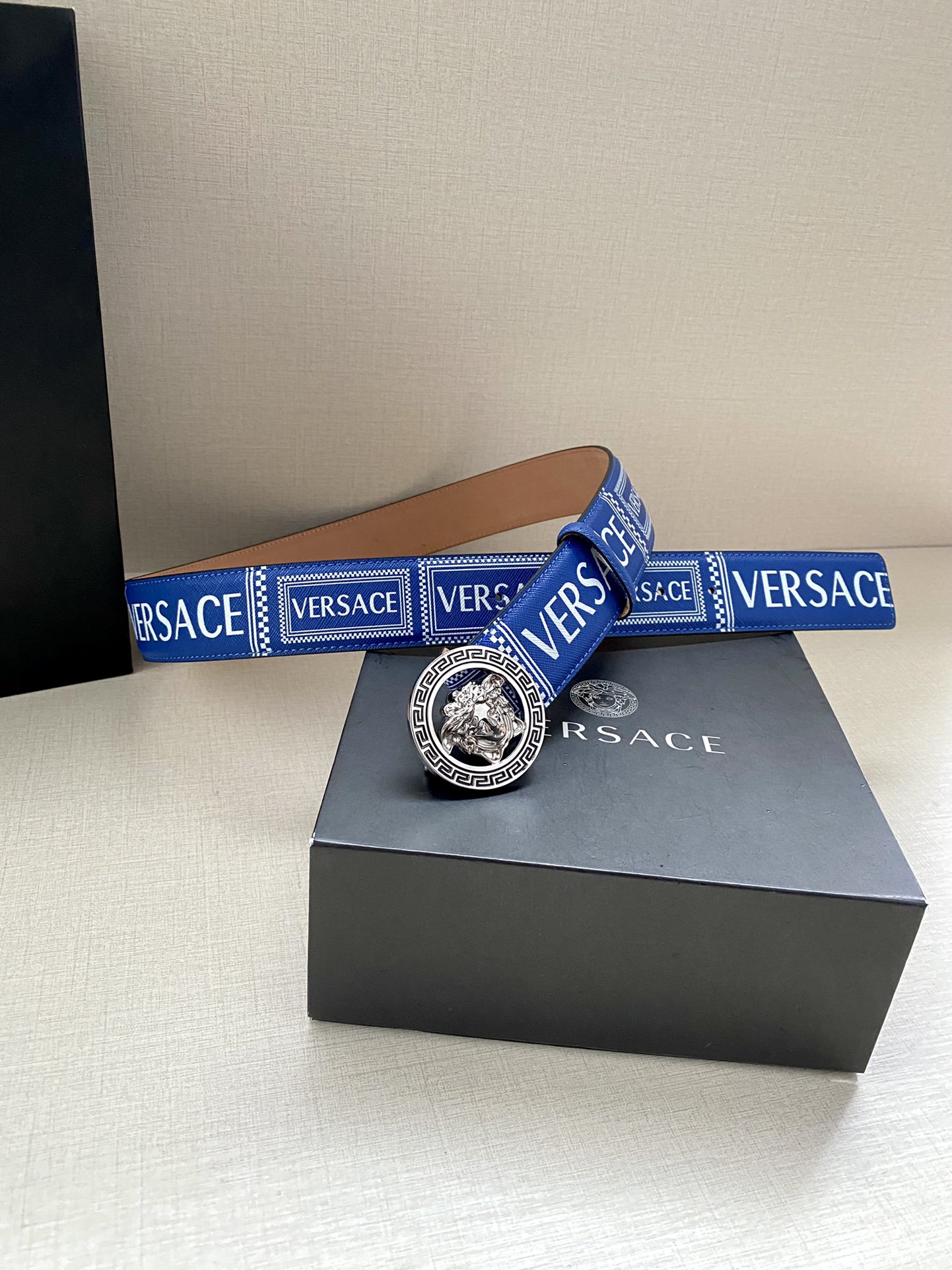  宽度4.0cm VERSACE此款个性皮带由皮革制成，饰有Royal Rebellion印花，配有标志