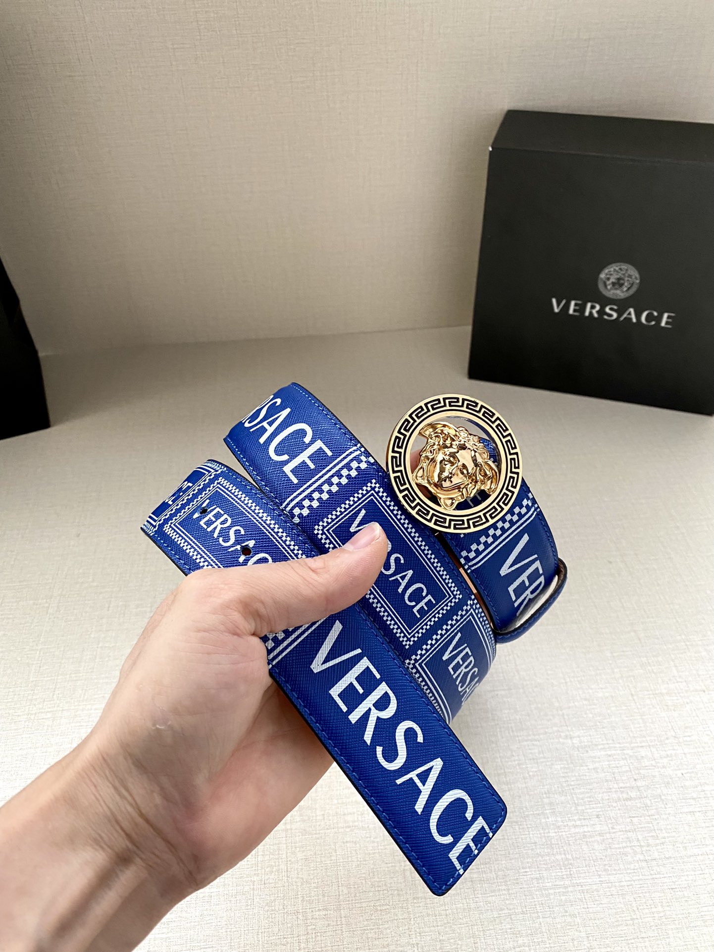 宽度4.0cm VERSACE此款个性皮带由皮革制成，饰有Royal Rebellion印花，配有标志