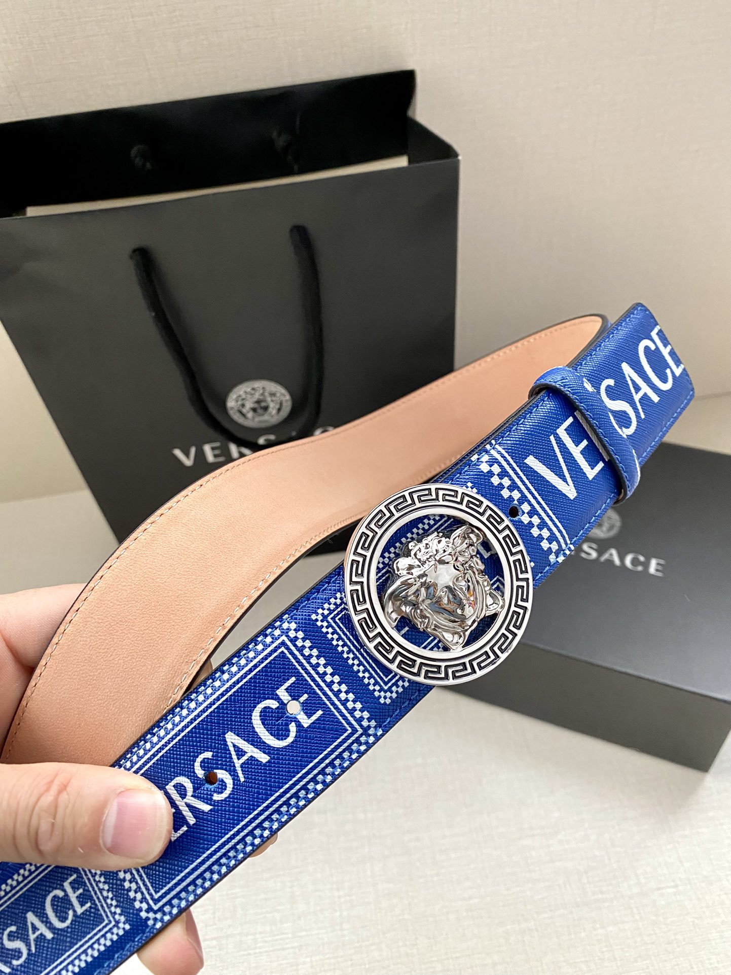  宽度4.0cm VERSACE此款个性皮带由皮革制成，饰有Royal Rebellion印花，配有标志