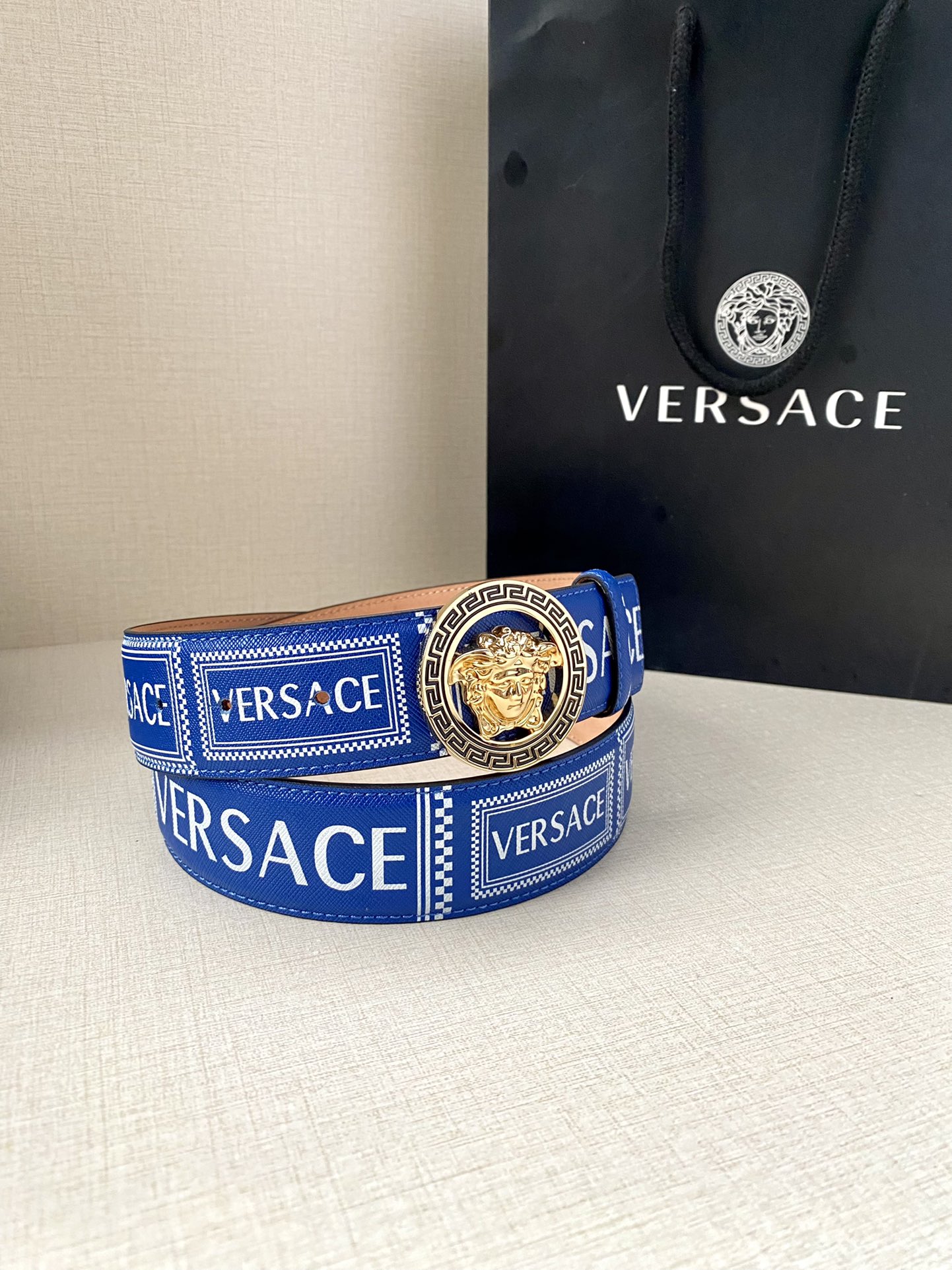  宽度4.0cm VERSACE此款个性皮带由皮革制成，饰有Royal Rebellion印花，配有标志
