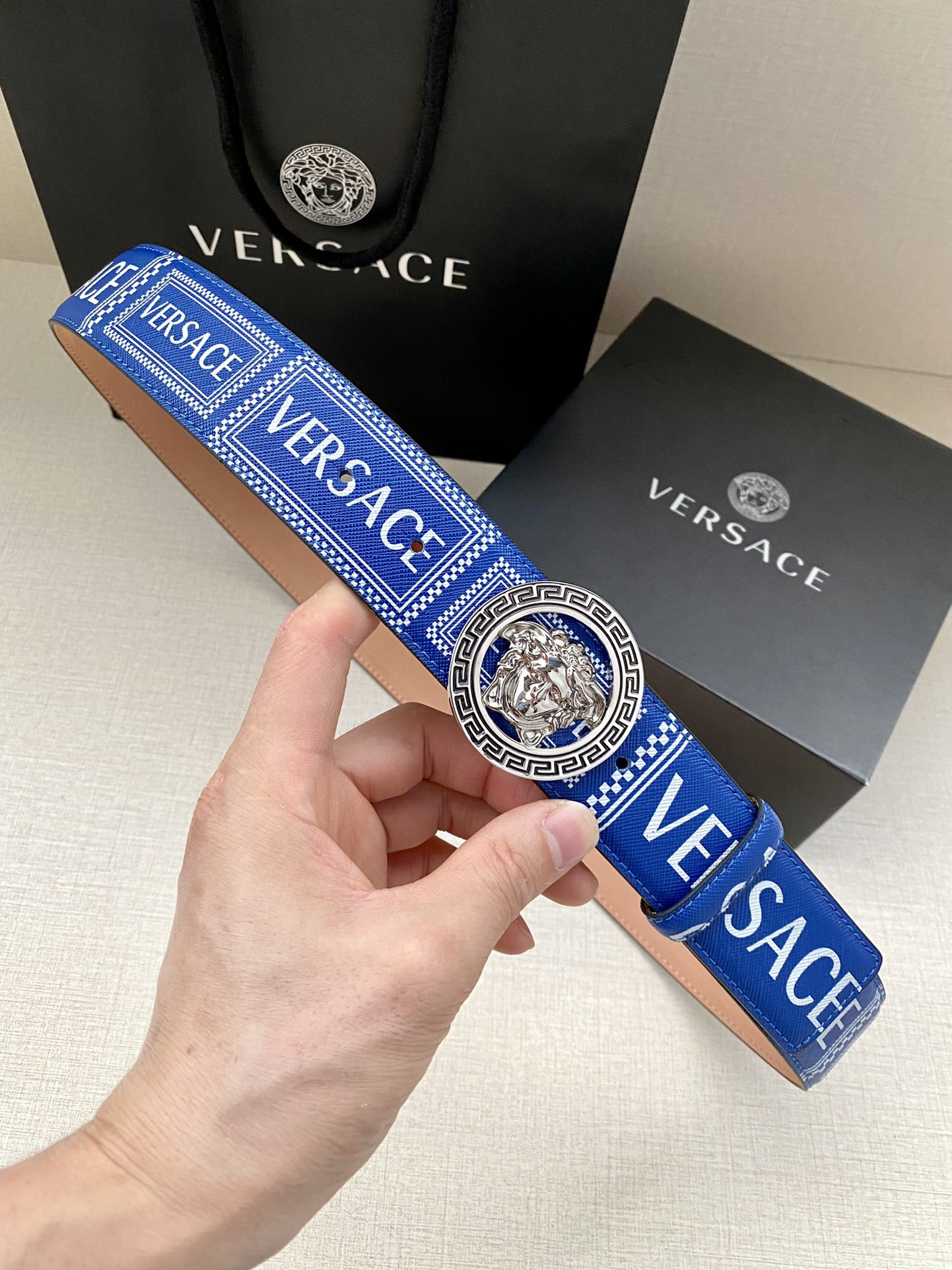  宽度4.0cm VERSACE此款个性皮带由皮革制成，饰有Royal Rebellion印花，配有标志