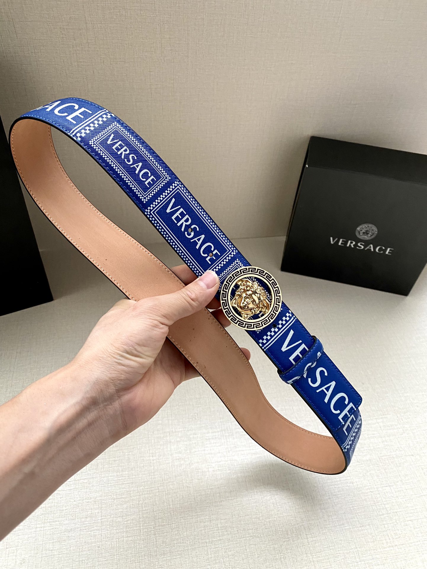  宽度4.0cm VERSACE此款个性皮带由皮革制成，饰有Royal Rebellion印花，配有标志