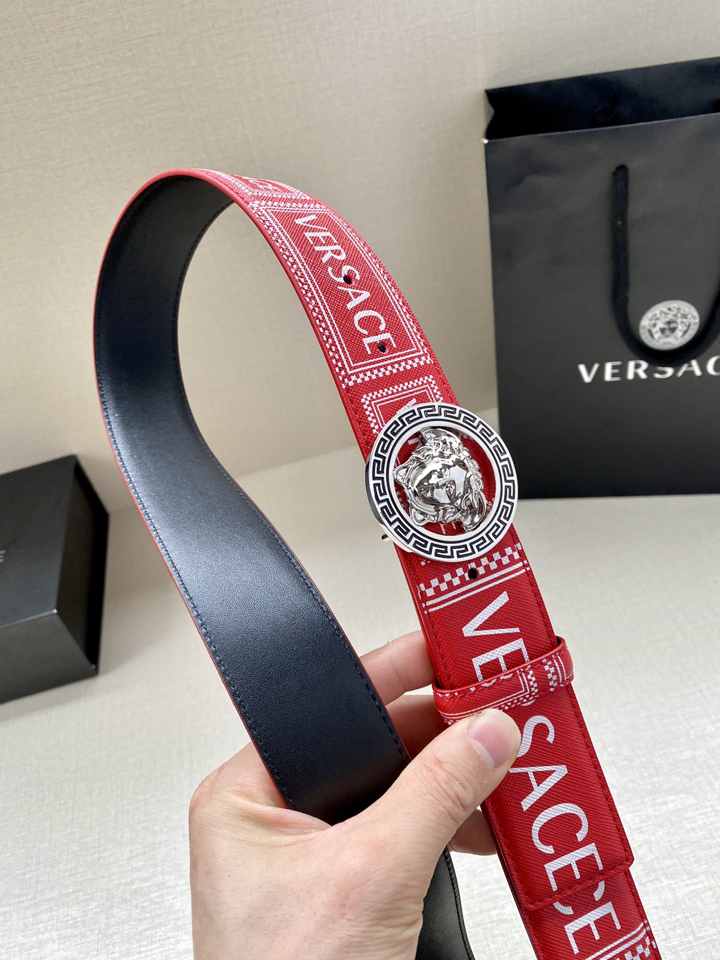  宽度4.0cm VERSACE此款个性皮带由皮革制成，饰有Royal Rebellion印花，配有标志