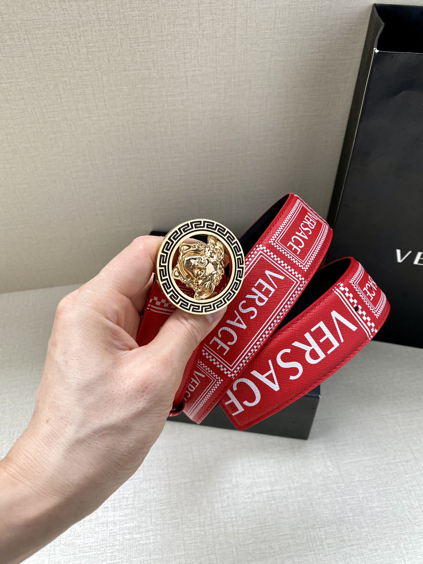  宽度4.0cm VERSACE此款个性皮带由皮革制成，饰有Royal Rebellion印花，配有标志