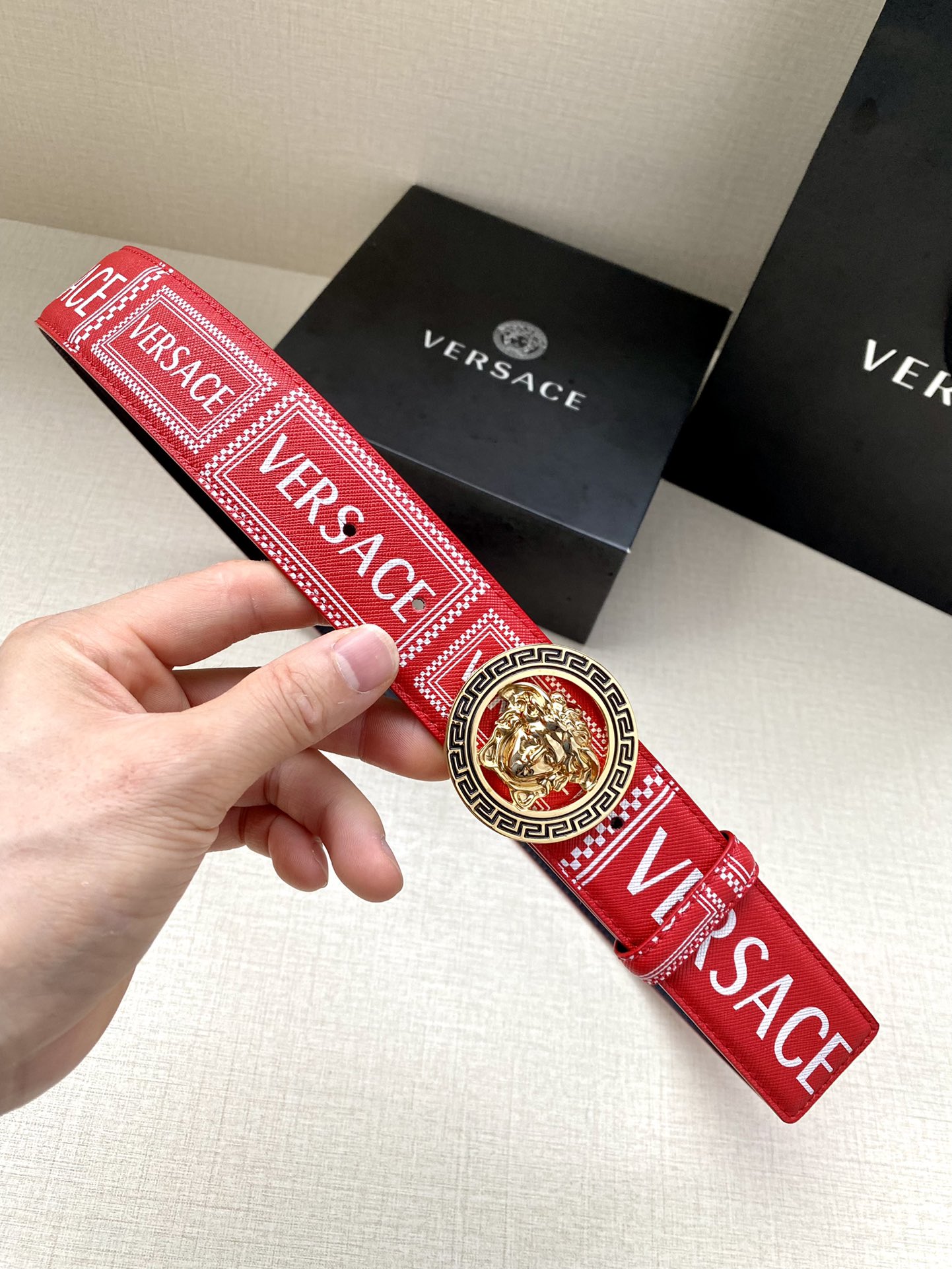  宽度4.0cm VERSACE此款个性皮带由皮革制成，饰有Royal Rebellion印花，配有标志