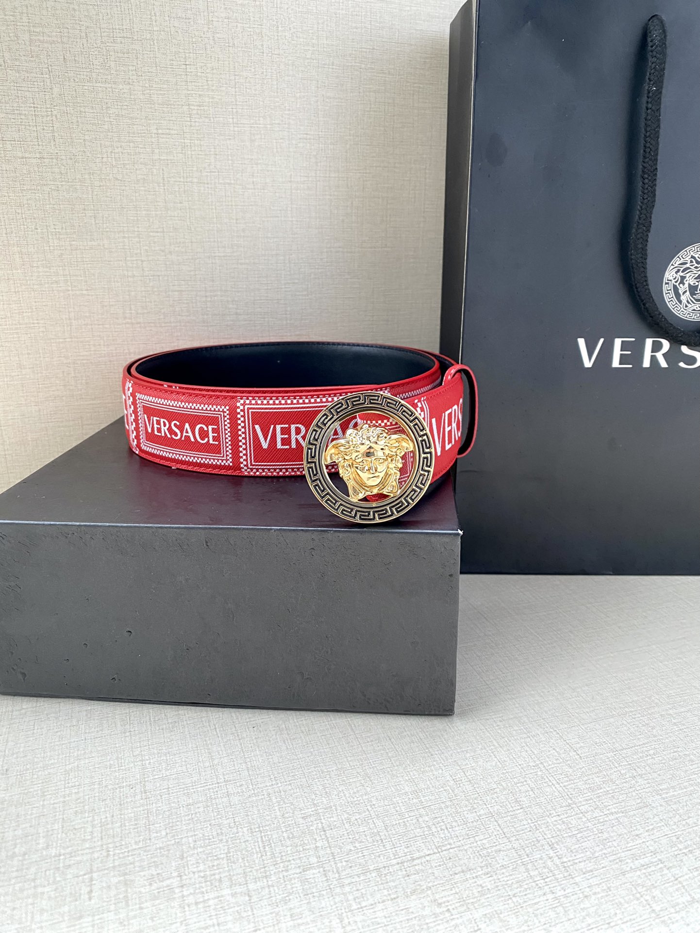  宽度4.0cm VERSACE此款个性皮带由皮革制成，饰有Royal Rebellion印花，配有标志