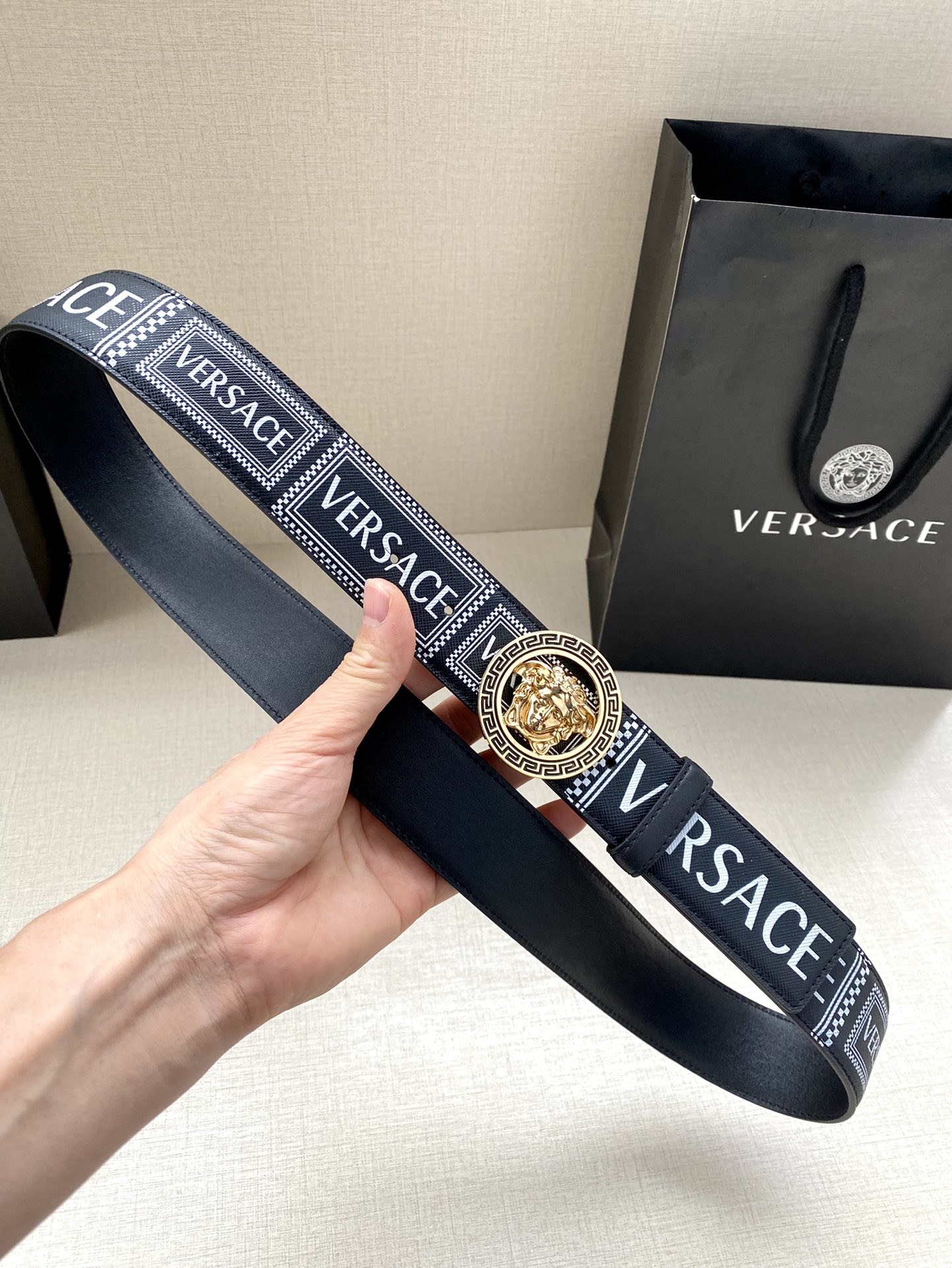  宽度4.0cm VERSACE此款个性皮带由皮革制成，饰有Royal Rebellion印花，配有标志