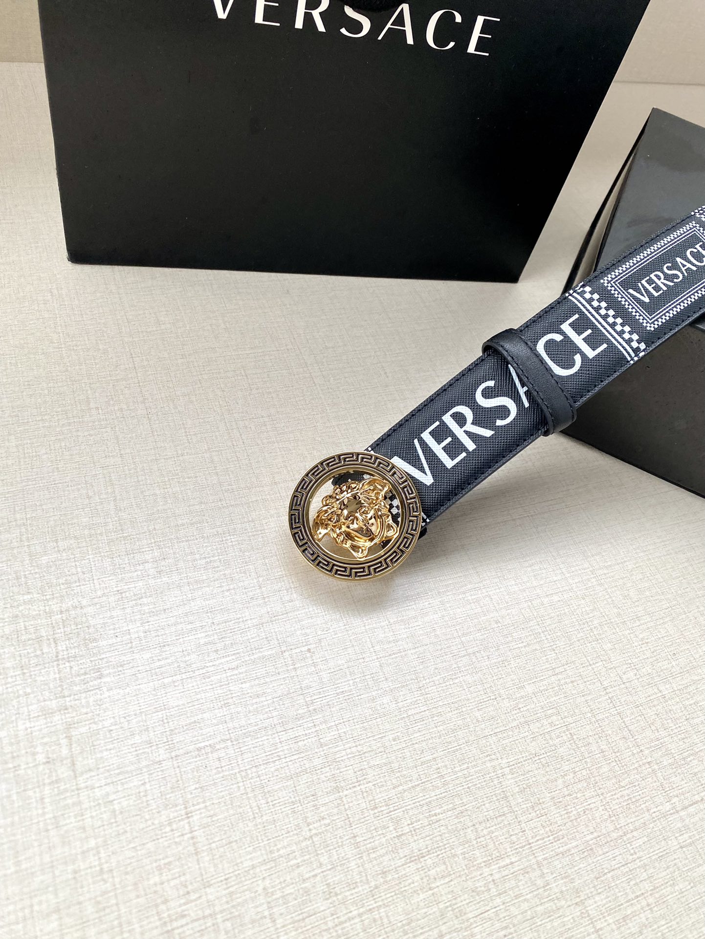  宽度4.0cm VERSACE此款个性皮带由皮革制成，饰有Royal Rebellion印花，配有标志