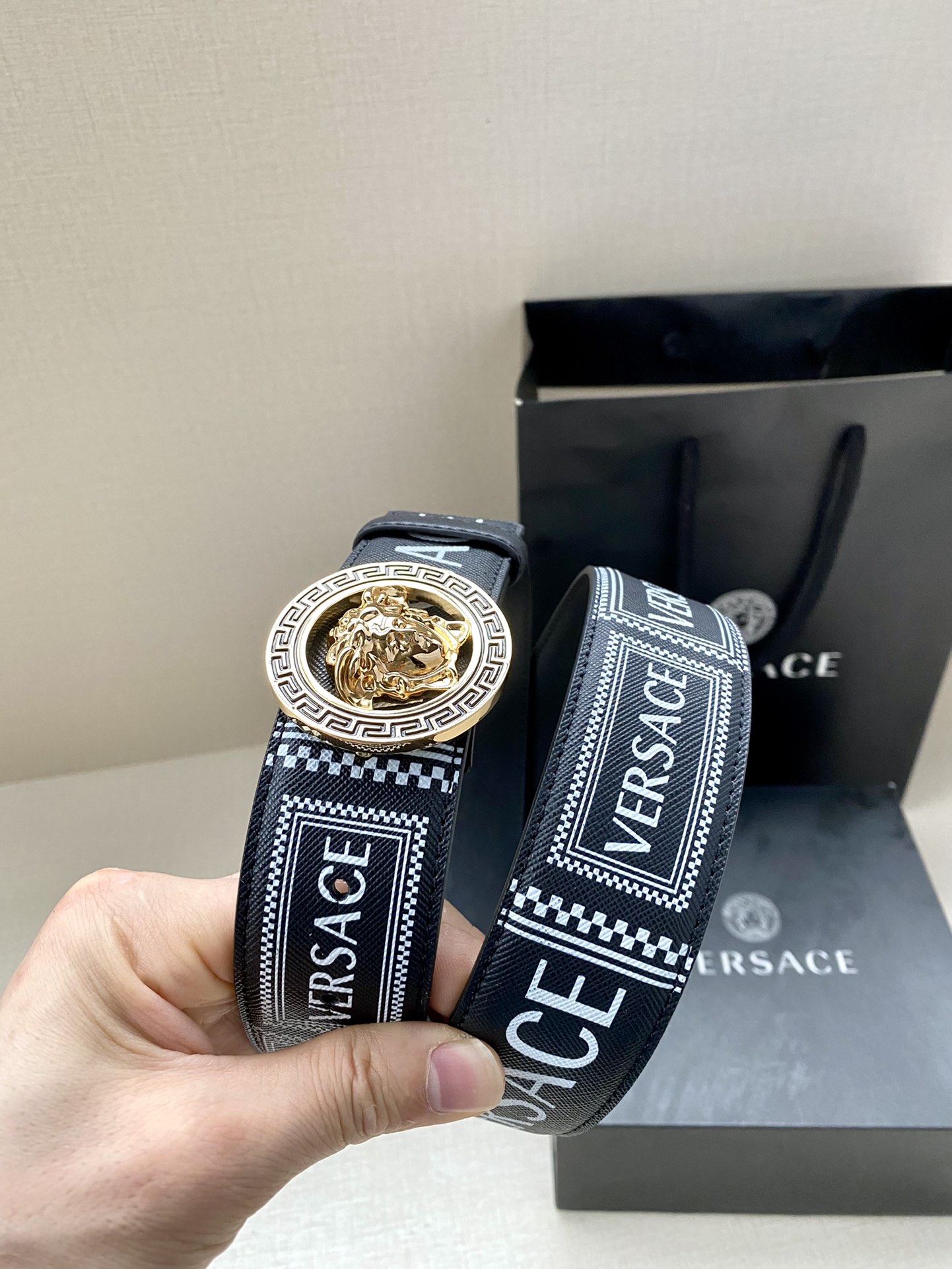  宽度4.0cm VERSACE此款个性皮带由皮革制成，饰有Royal Rebellion印花，配有标志