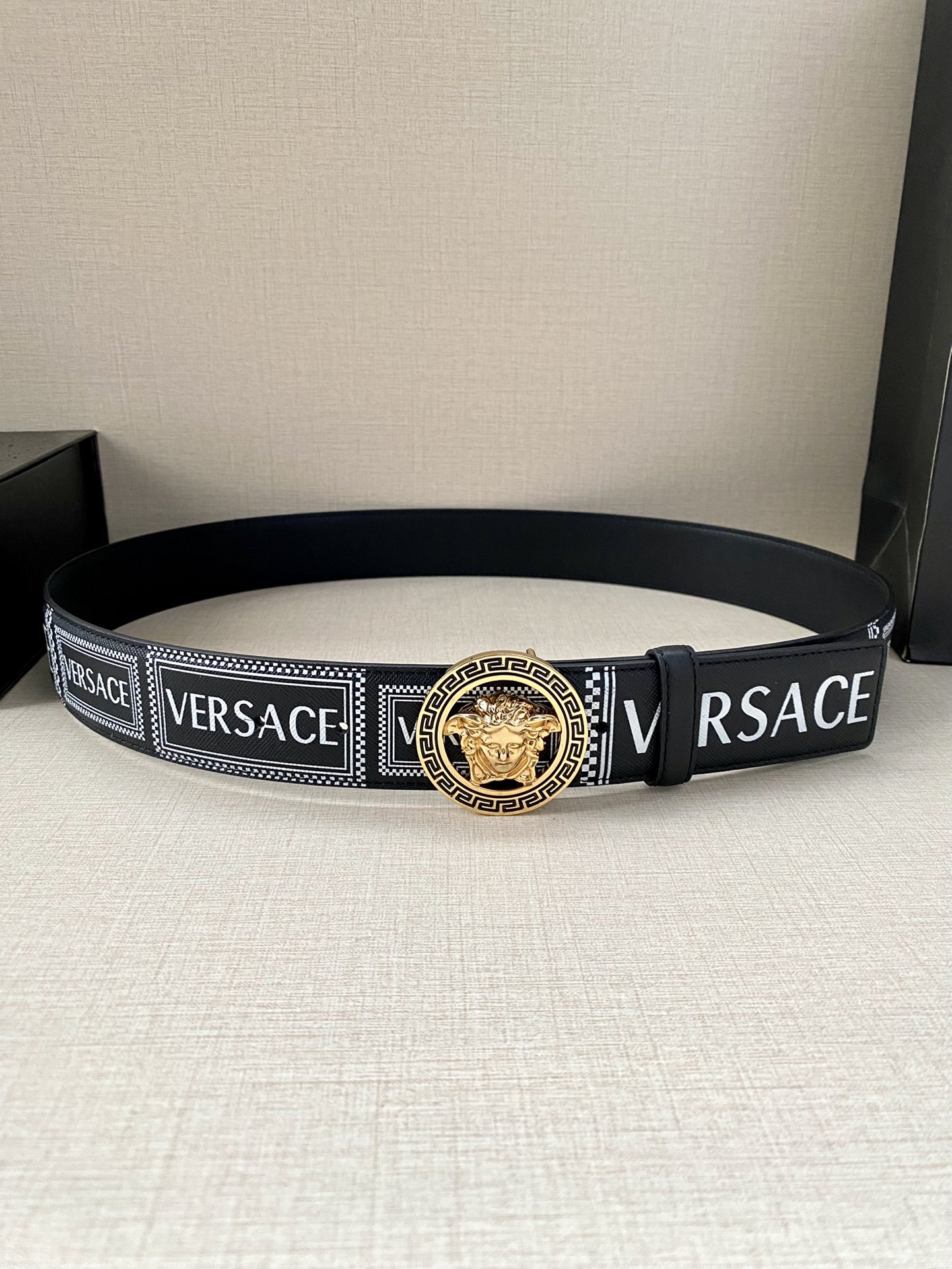  宽度4.0cm VERSACE此款个性皮带由皮革制成，饰有Royal Rebellion印花，配有标志