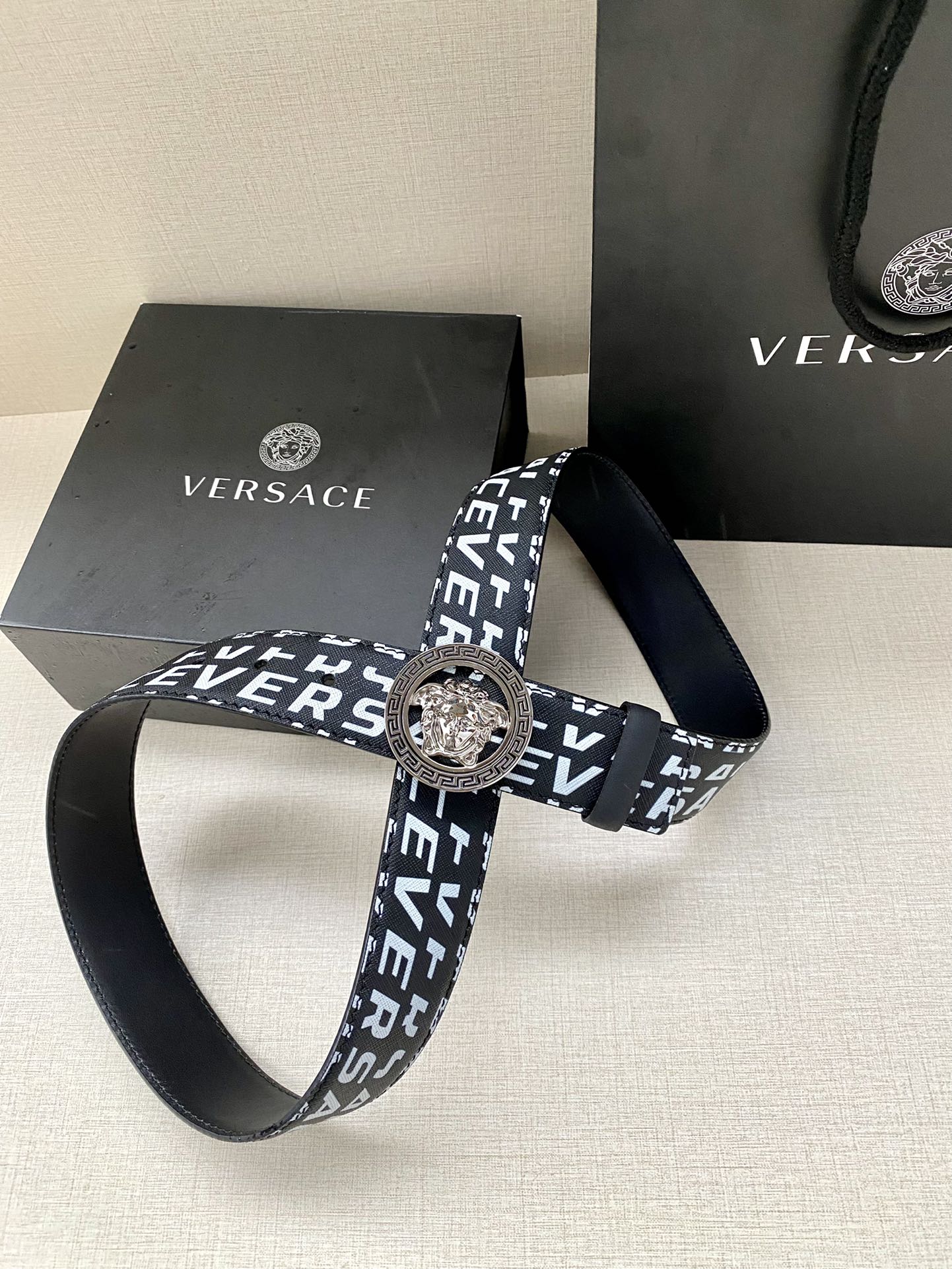  宽度4.0cm VERSACE此款个性皮带由皮革制成，饰有Royal Rebellion印花，配有标志