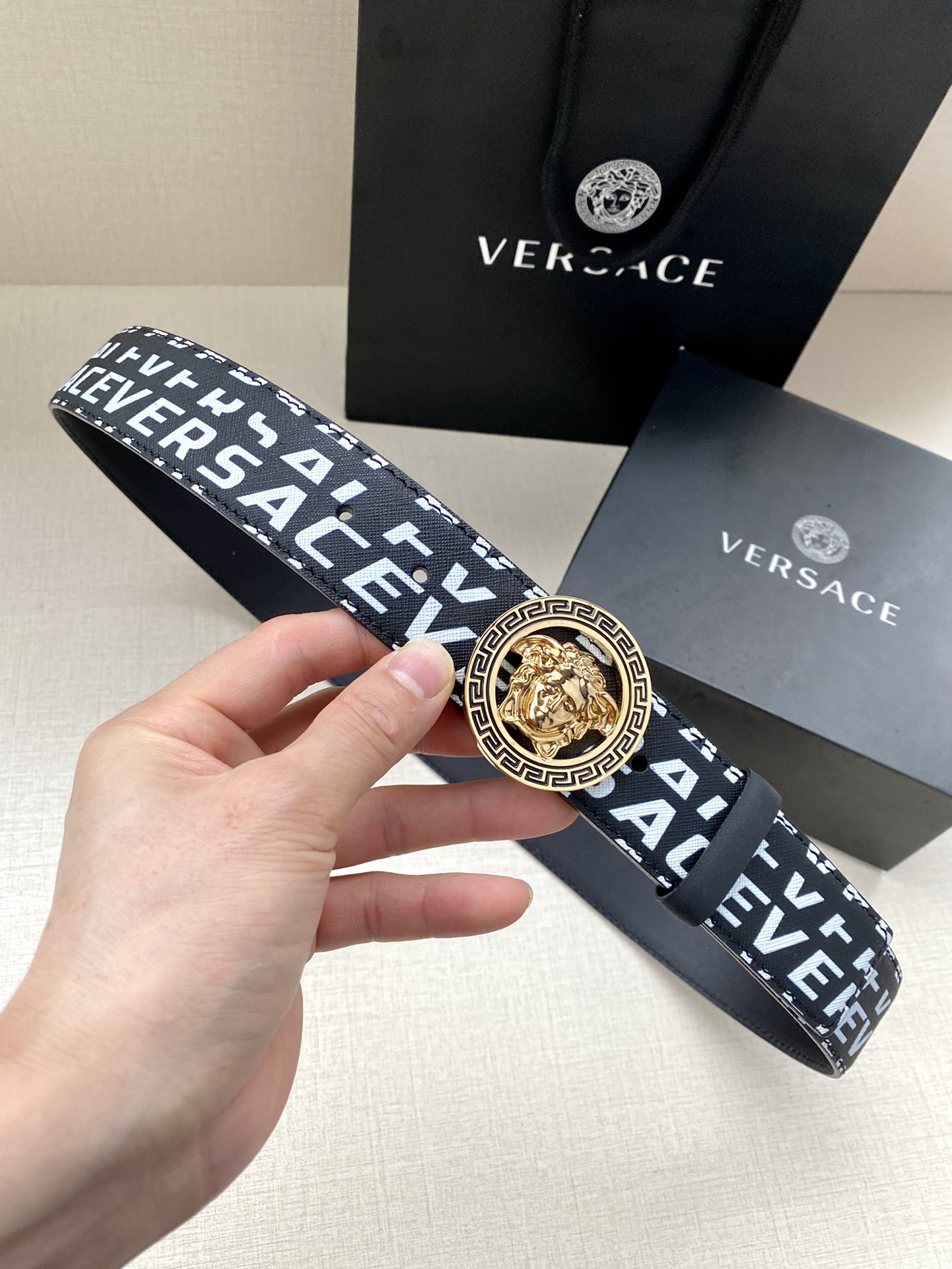  宽度4.0cm VERSACE此款个性皮带由皮革制成，饰有Royal Rebellion印花，配有标志
