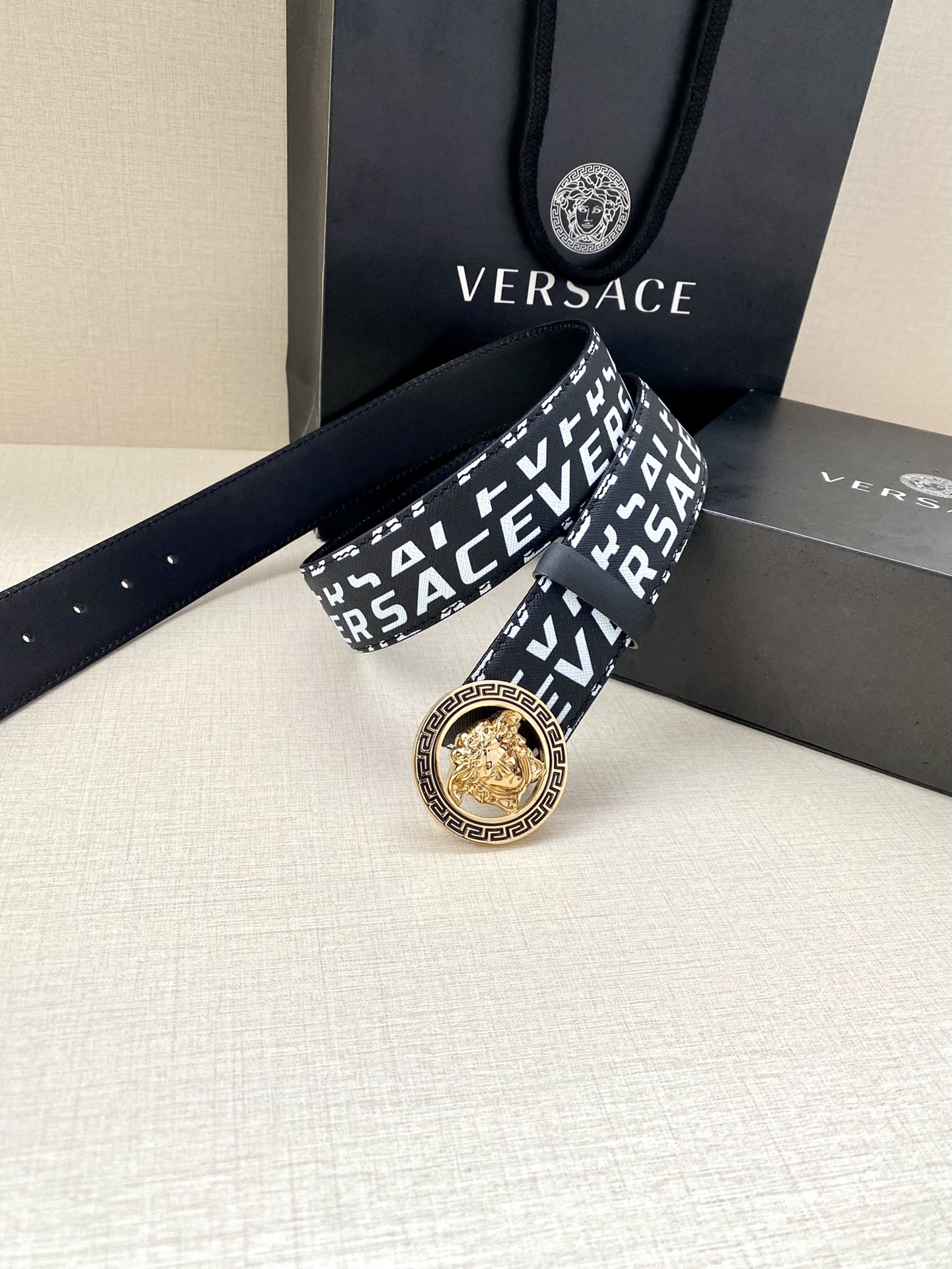  宽度4.0cm VERSACE此款个性皮带由皮革制成，饰有Royal Rebellion印花，配有标志