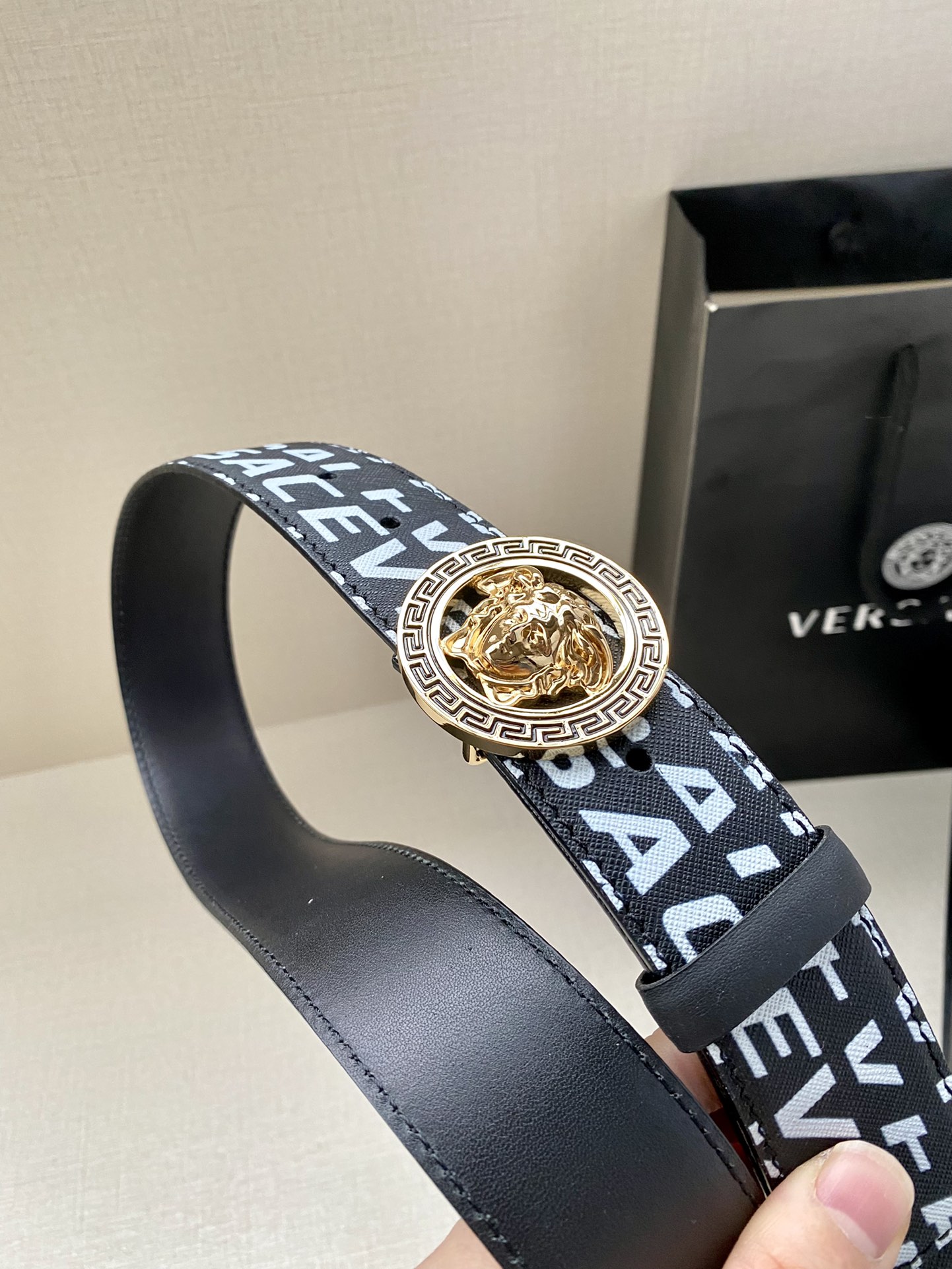  宽度4.0cm VERSACE此款个性皮带由皮革制成，饰有Royal Rebellion印花，配有标志
