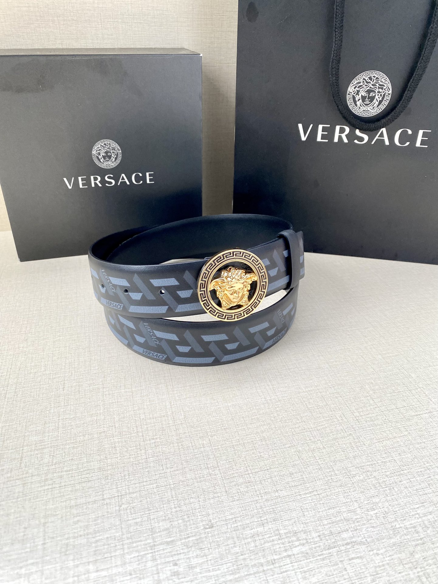  宽度4.0cm VERSACE此款个性皮带由皮革制成，饰有Royal Rebellion印花，配有标志