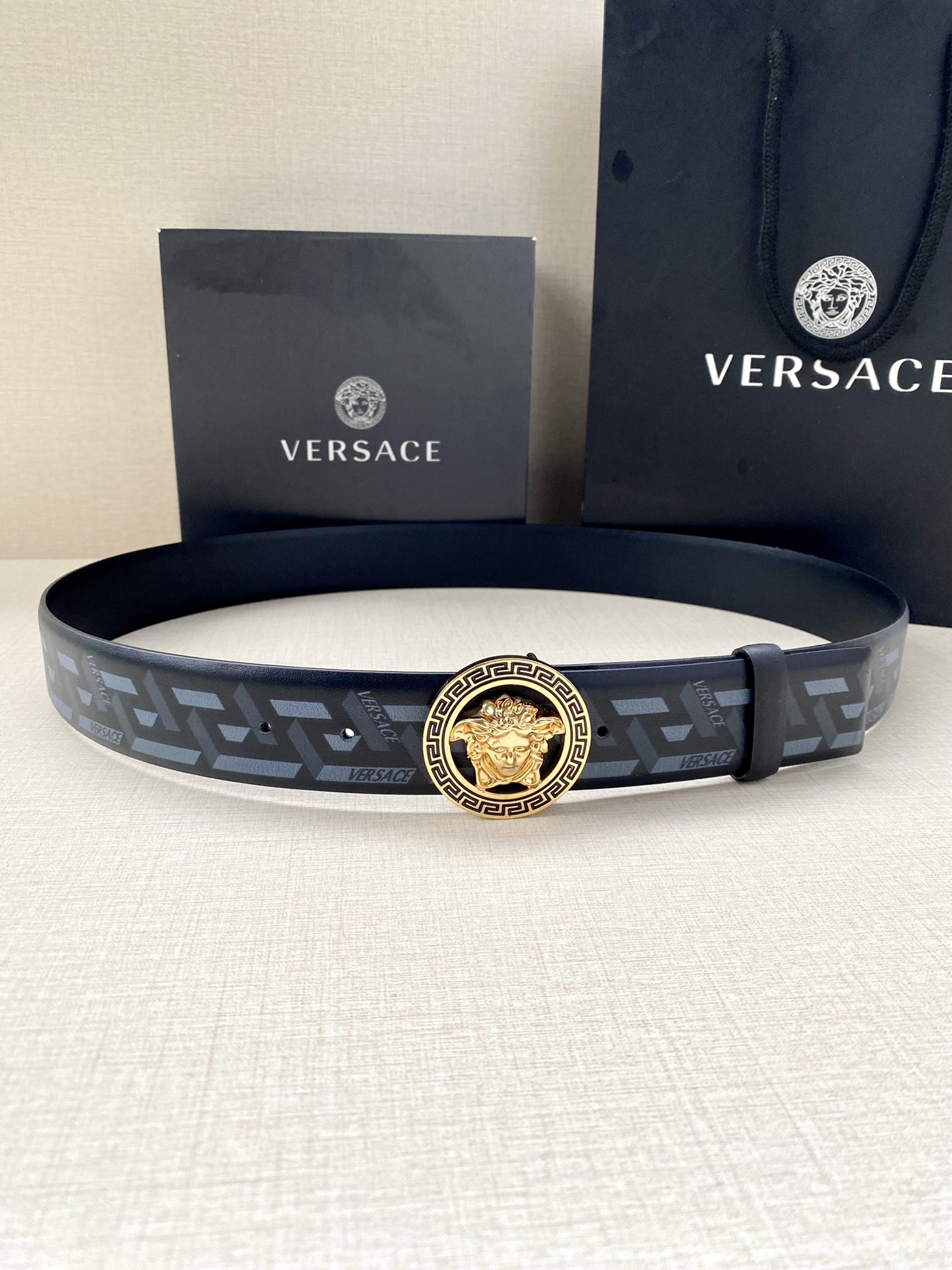  宽度4.0cm VERSACE此款个性皮带由皮革制成，饰有Royal Rebellion印花，配有标志