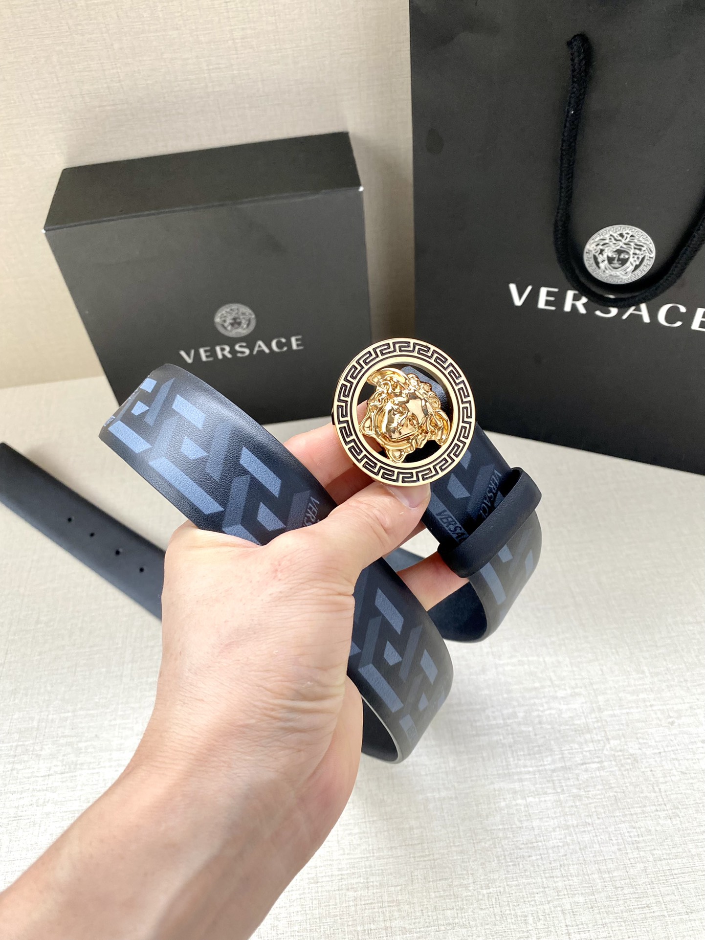  宽度4.0cm VERSACE此款个性皮带由皮革制成，饰有Royal Rebellion印花，配有标志