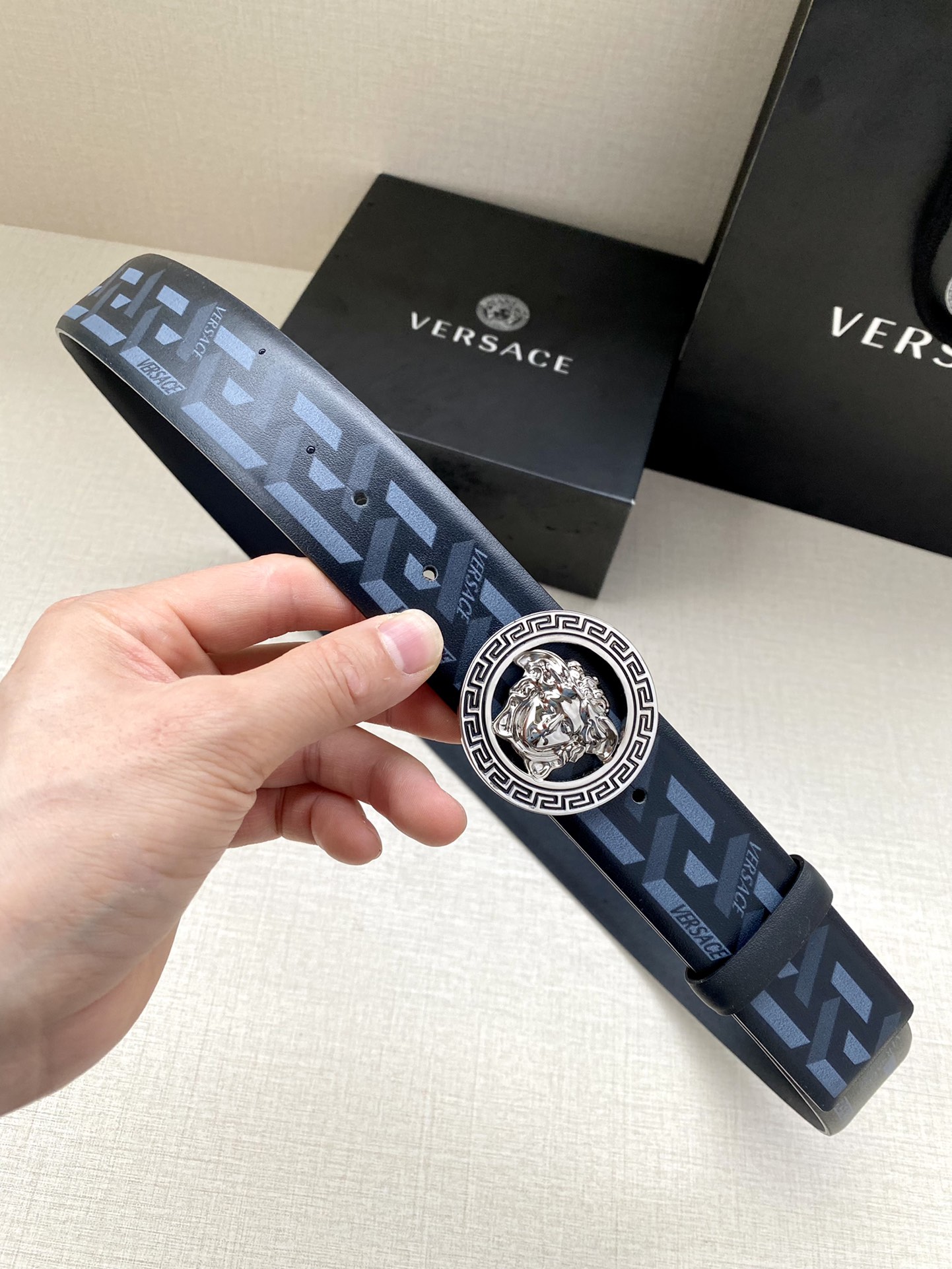  宽度4.0cm VERSACE此款个性皮带由皮革制成，饰有Royal Rebellion印花，配有标志