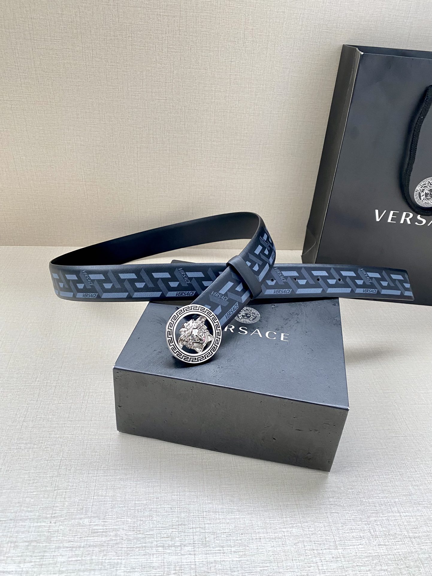  宽度4.0cm VERSACE此款个性皮带由皮革制成，饰有Royal Rebellion印花，配有标志