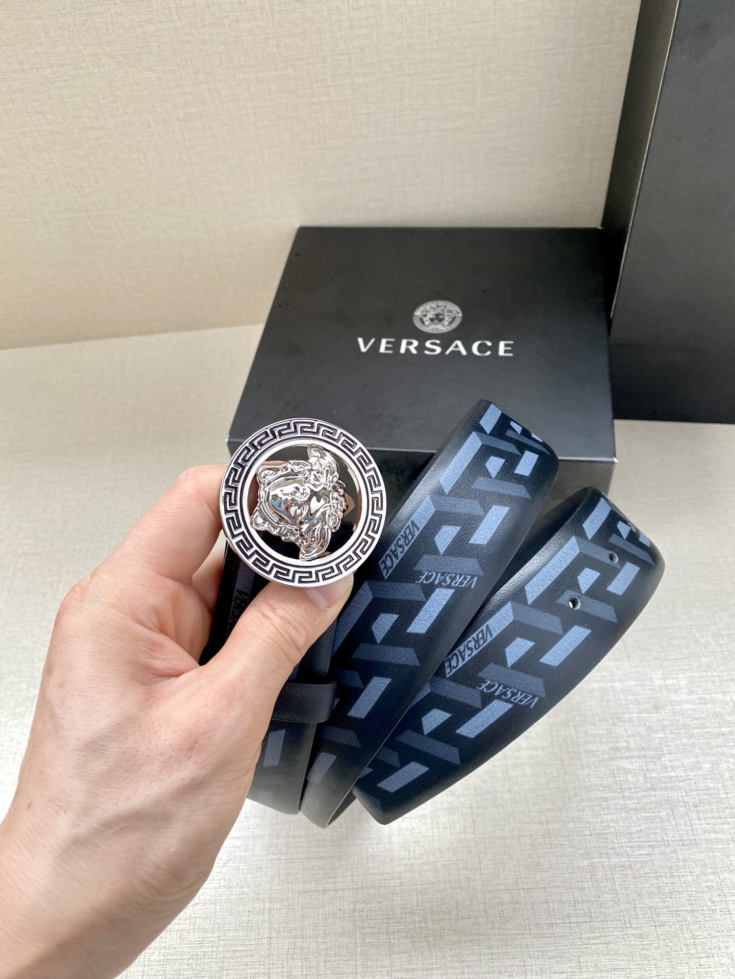  宽度4.0cm VERSACE此款个性皮带由皮革制成，饰有Royal Rebellion印花，配有标志