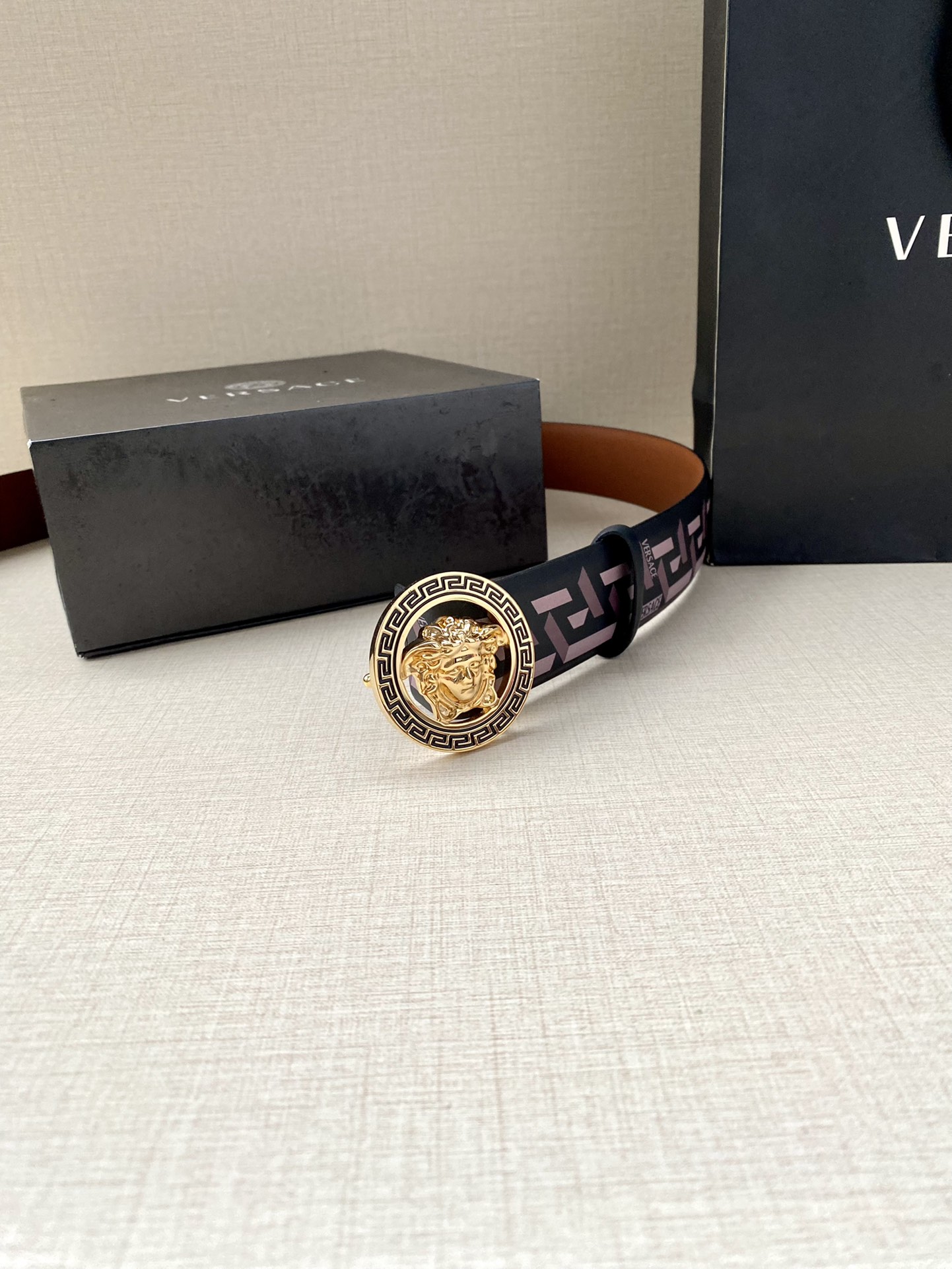  宽度4.0cm VERSACE此款个性皮带由皮革制成，饰有Royal Rebellion印花，配有标志